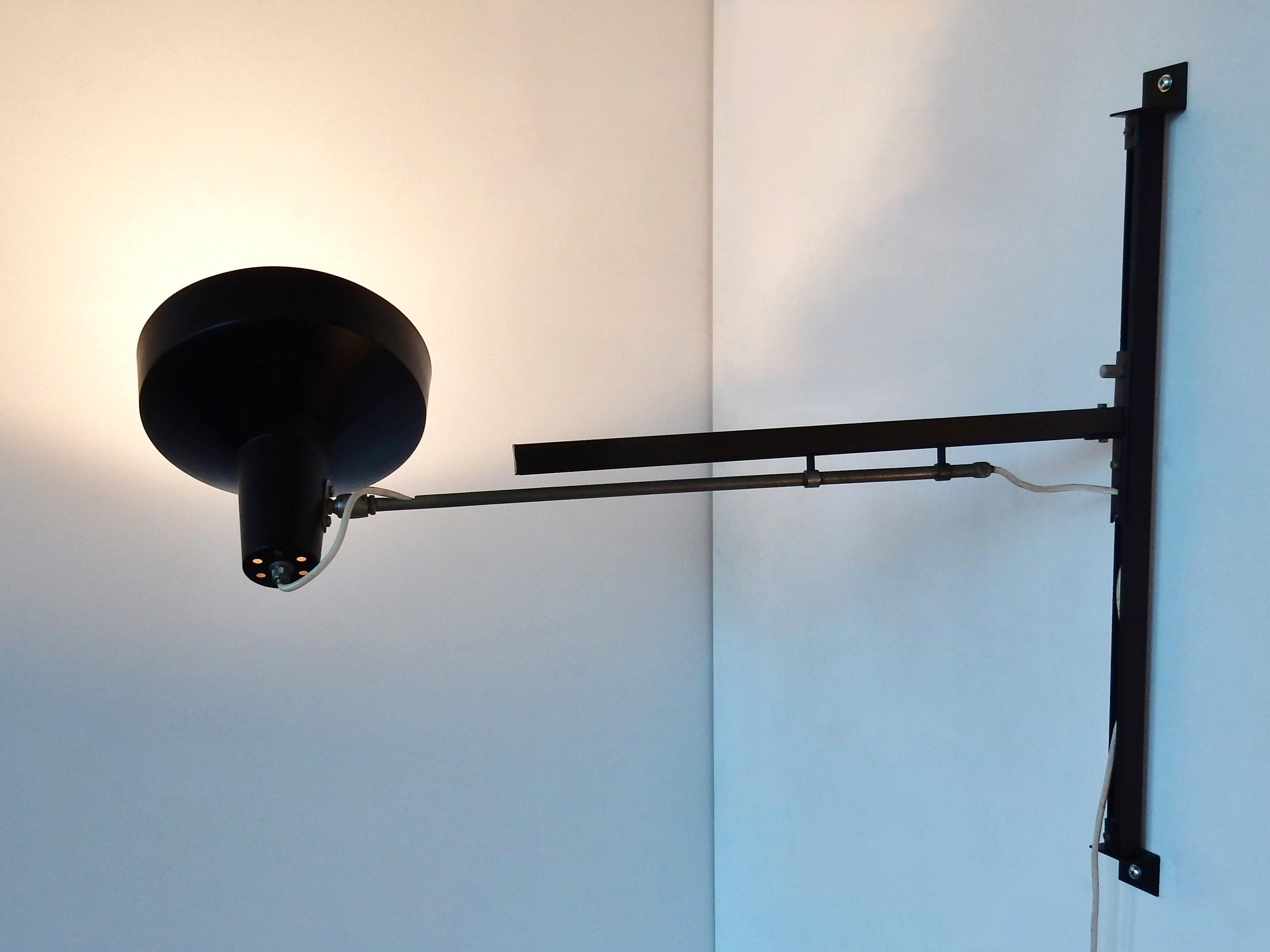 Metà XX secolo Lampada da parete multi-regolabile in metallo nero di Hiemstra Evolux, anni '60 in vendita