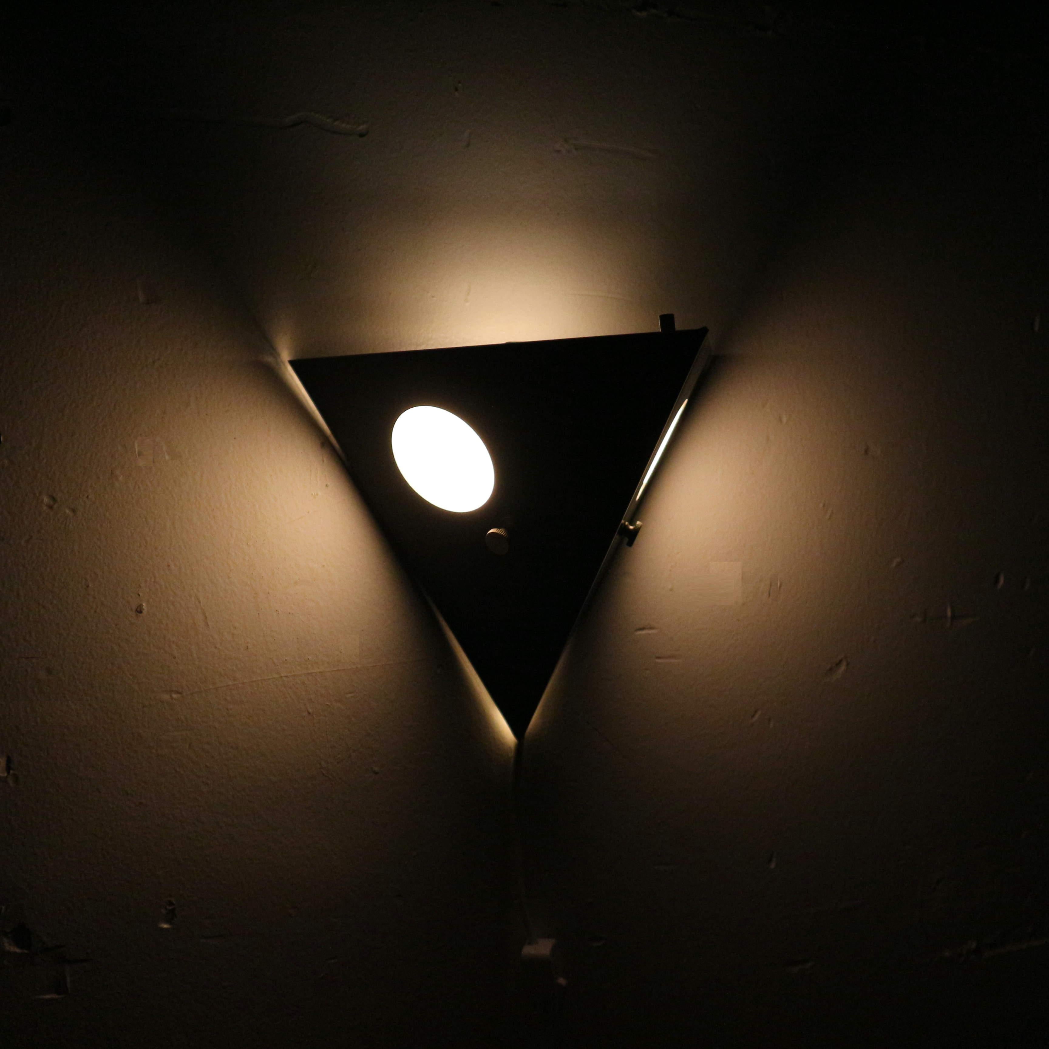 Metà XX secolo Lampada da parete 'Night Owl' in metallo nero per RAAK, Paesi Bassi, anni '60 in vendita