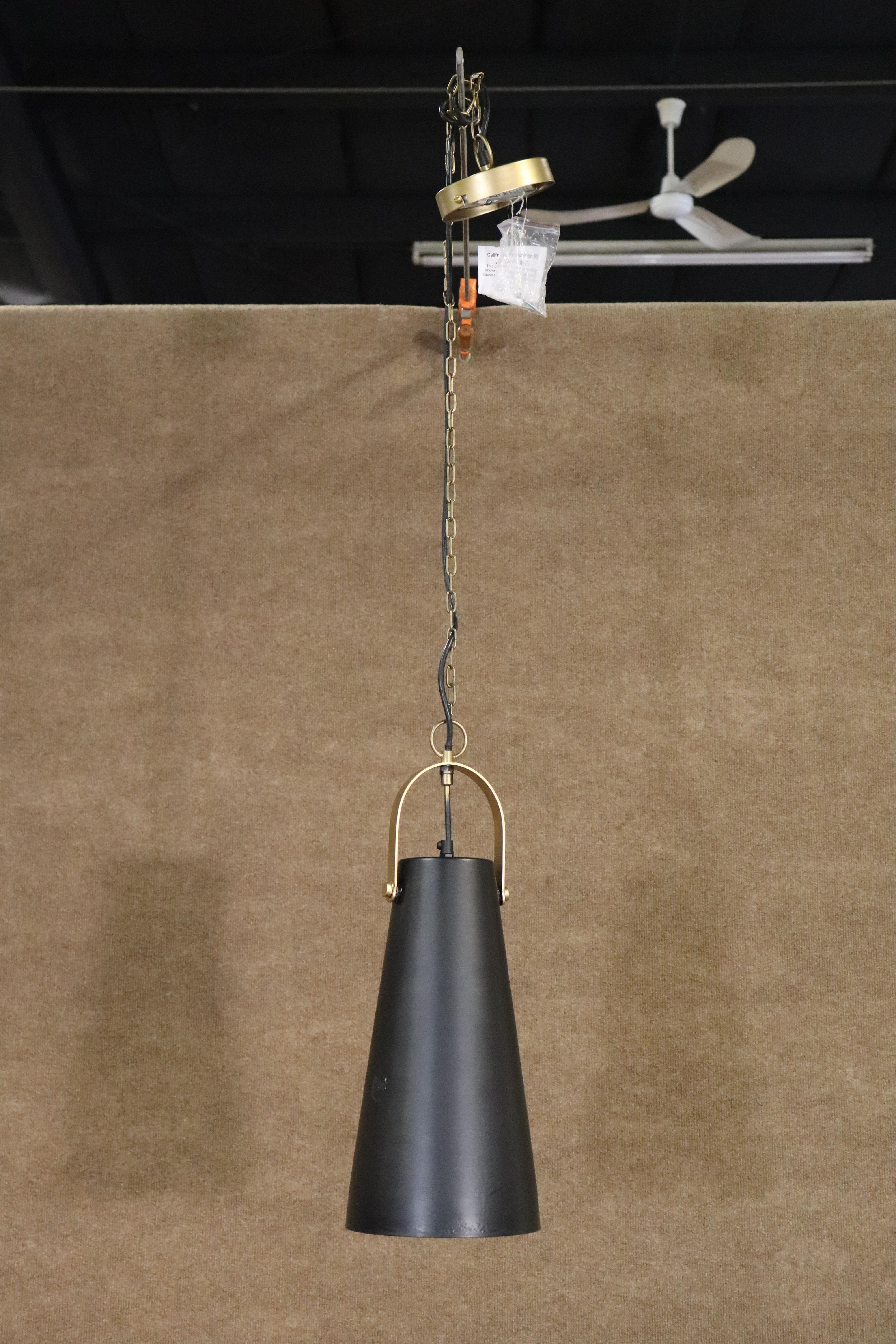 Lampada a sospensione in metallo nero in vendita 1