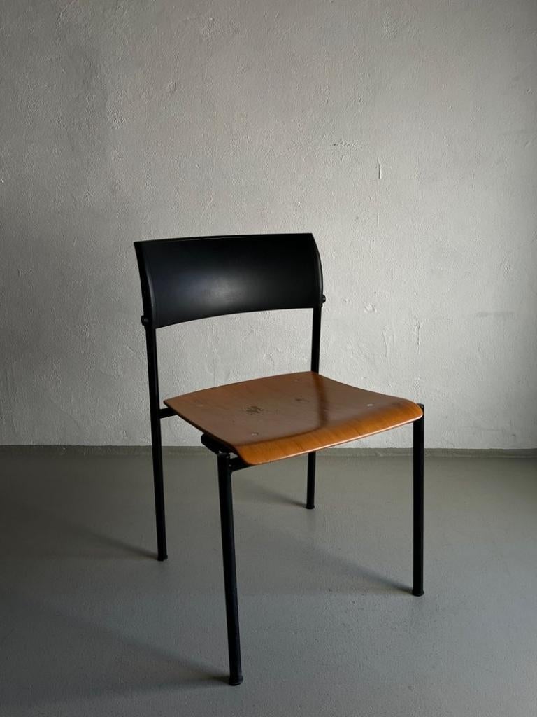 Vintage side chair made of black metal frame, plywood seat and plastic back.

Additional information:
Country of manufacture: Germany
Design period: 1990s
Dimensions: 48.5 W x 48.5 D x 80 H cm
Seat: 45 H cm
Condition: Good vintage condition - (signs