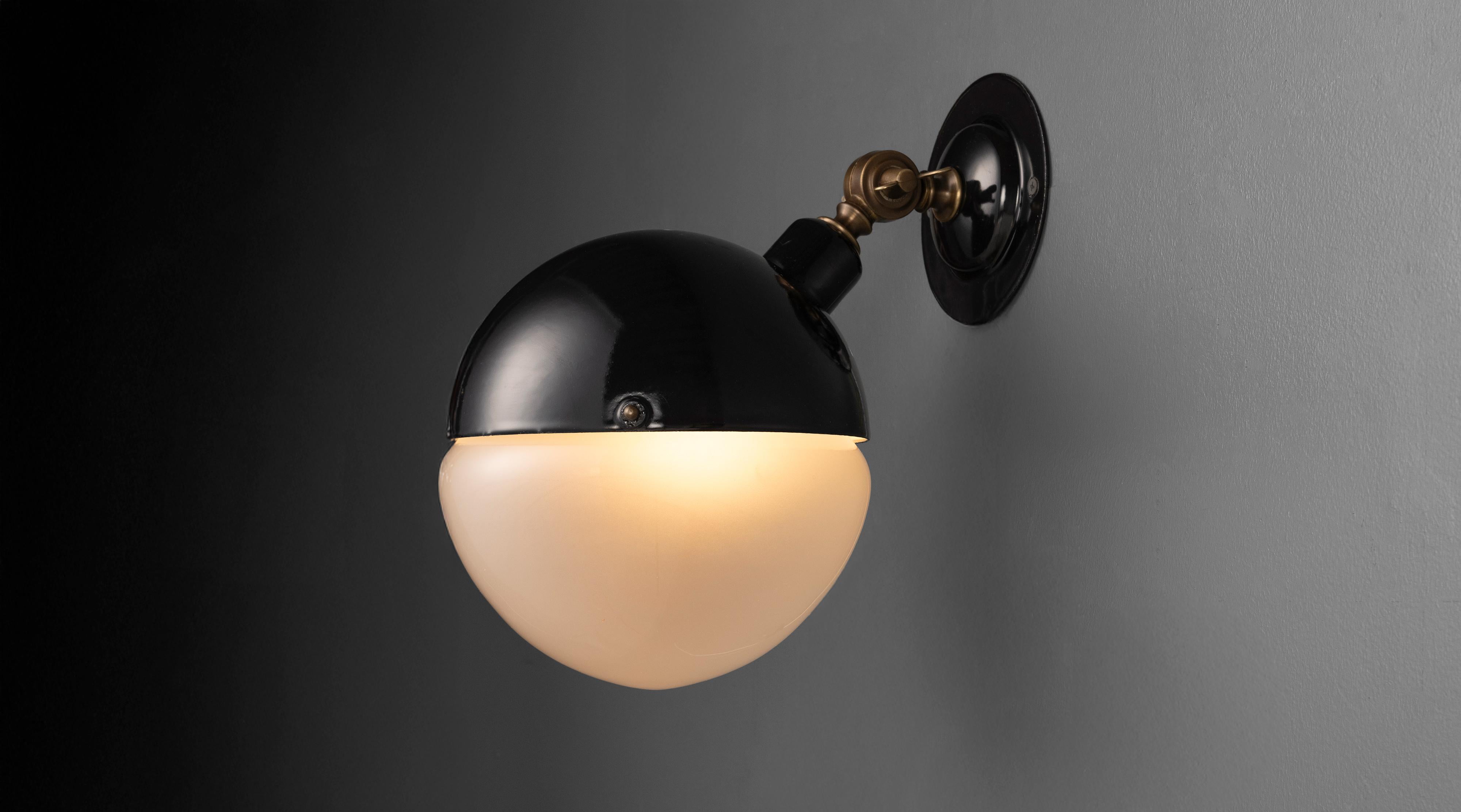 Moderno Applique in metallo nero, Made in Italy in vendita