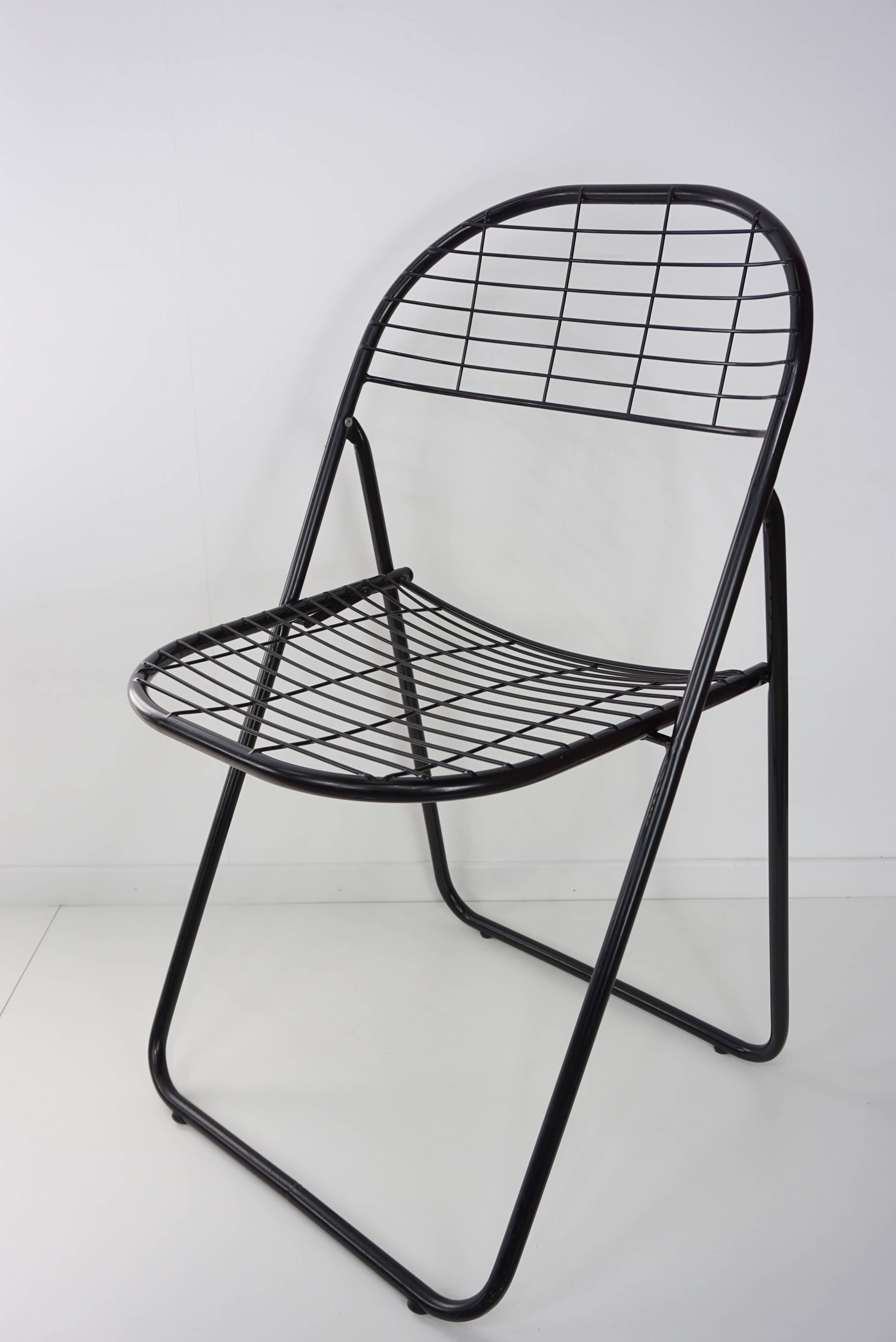 Practical, design and trendy, these folding chairs from the 1960s are composed of a black lacquered metal structure and a mesh seat and curved backrest . Aerial, retro style, as the manner of Niels Gammelgaard and Harry Bertoia, all in excellent