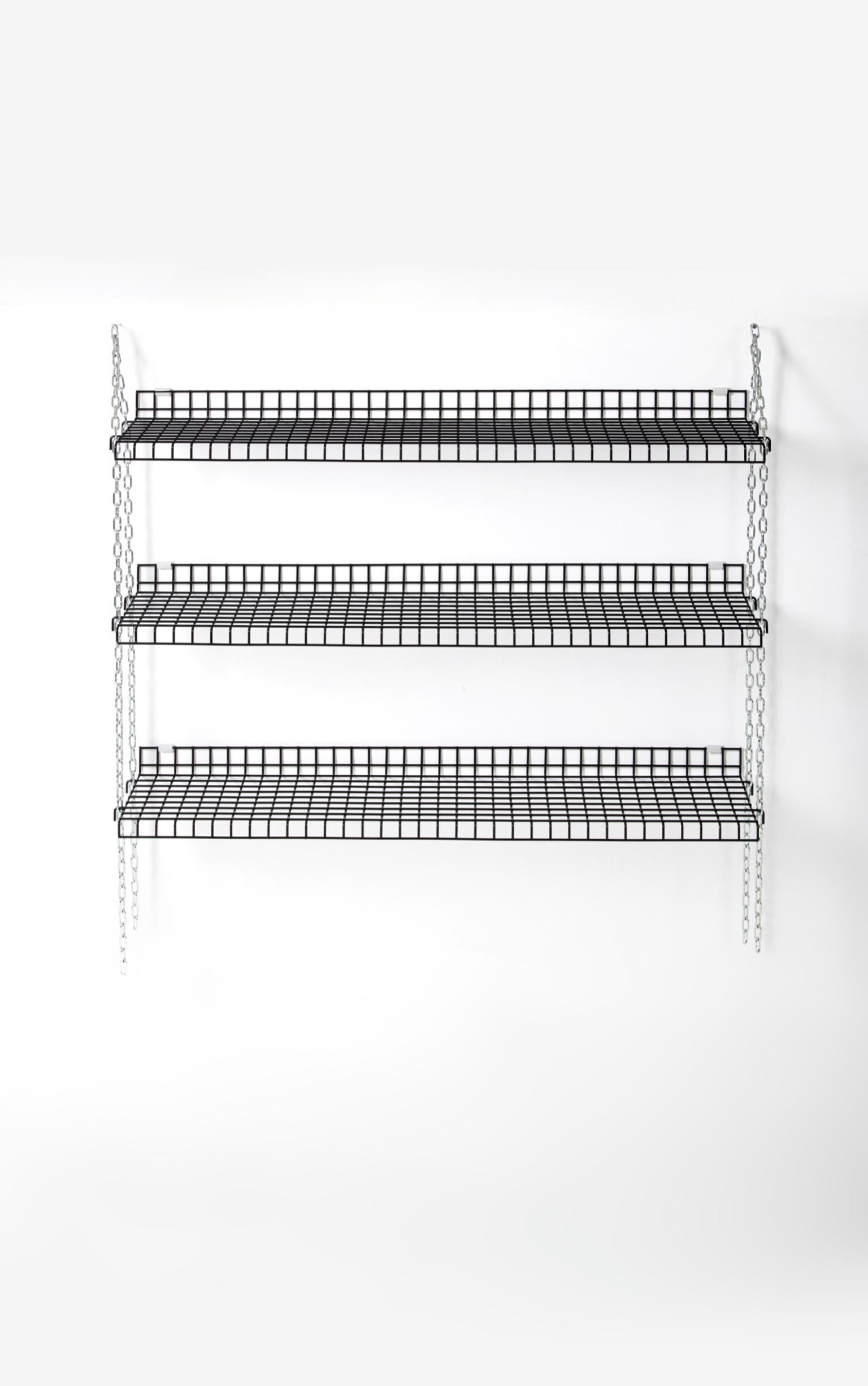 Libreria model shelves designed by Bruno Munari and published by Robots in the 1970s, Milan (Italy). Black metal shelves suspended by metal chains. Perfect condition, original instructions, and packaging. Two available.
LP1043-1044