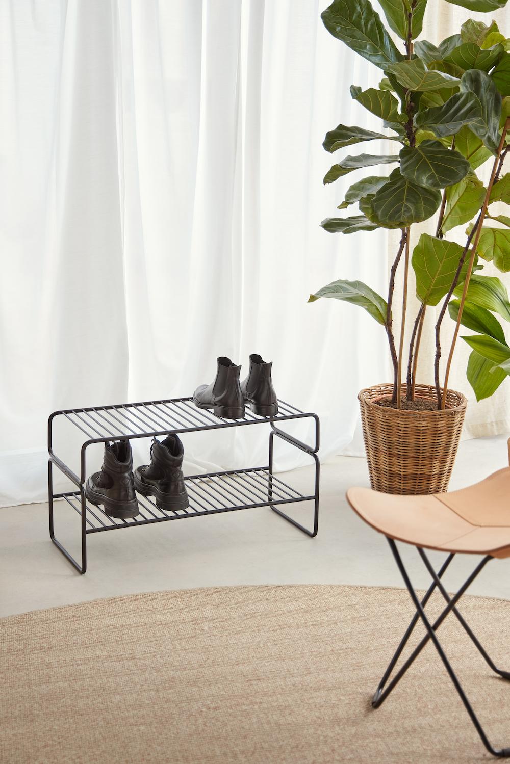 Postmoderno Portascarpe nero in metallo di Cuero Design in vendita