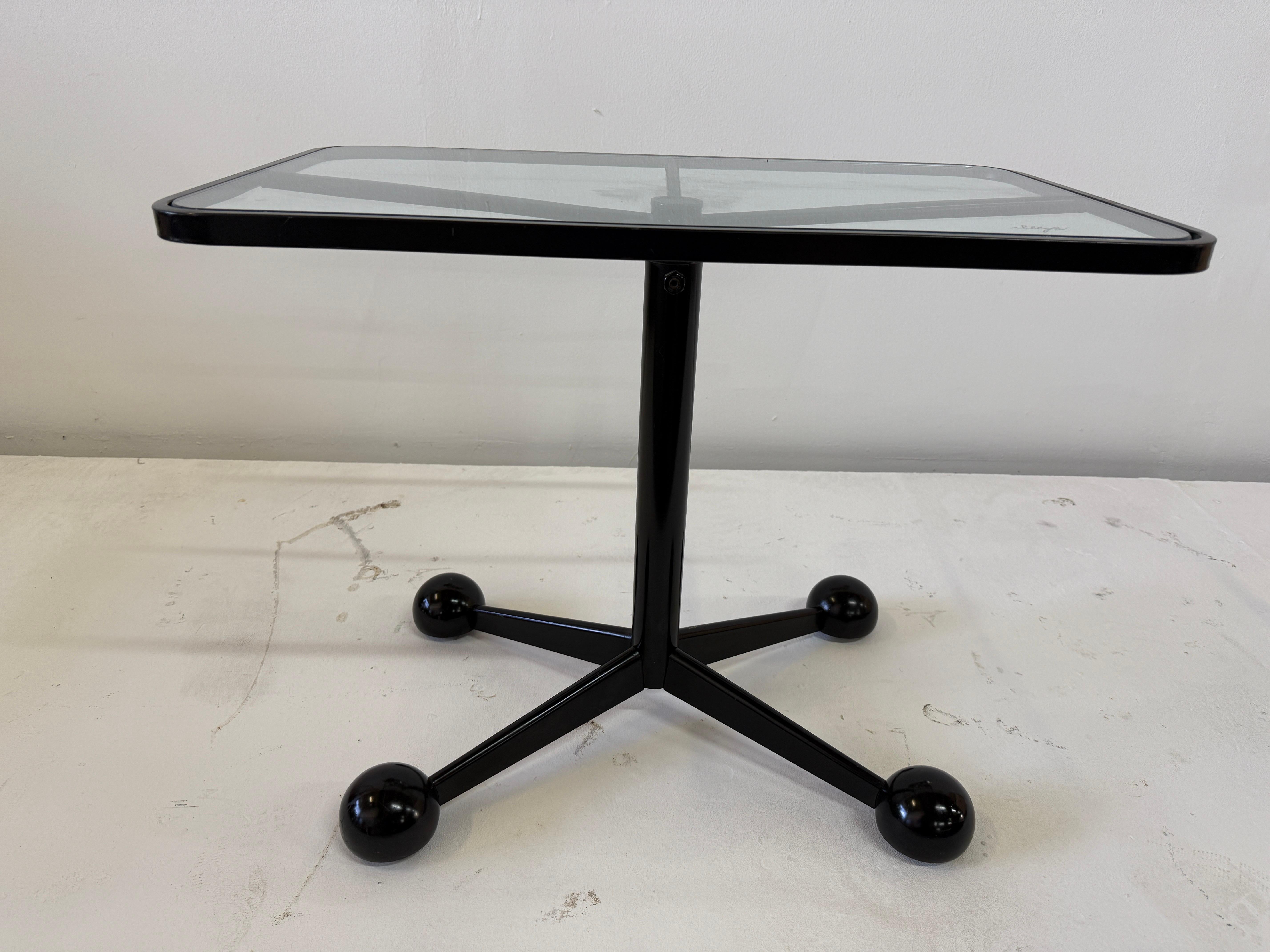 Beistelltisch aus schwarzem Metall und Glas mit Intarsien von Arredamenti Allegri (SIGNED) (Ende des 20. Jahrhunderts) im Angebot
