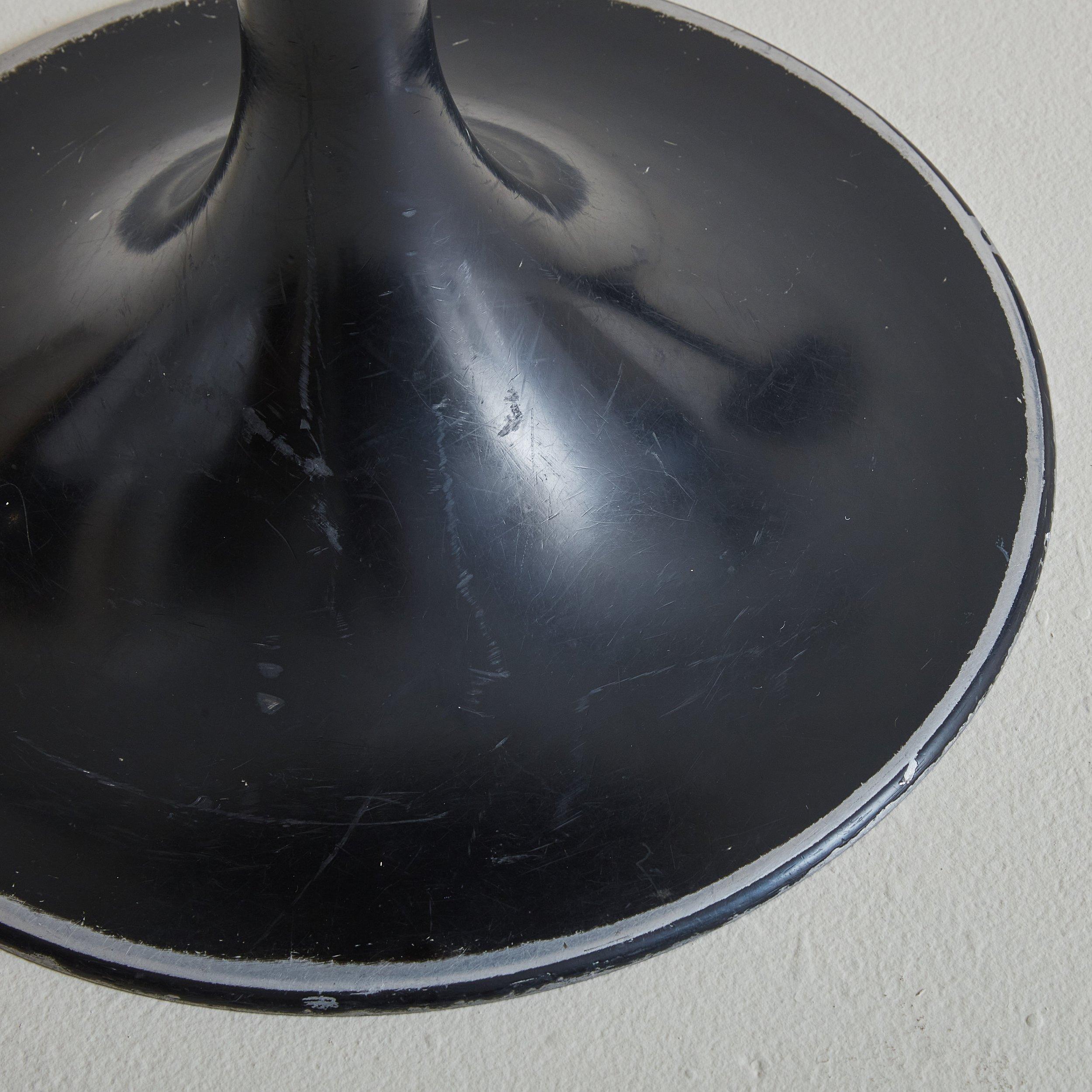 Drehhocker aus schwarzem Metall mit weißem Boucle-Sitz aus Metall, Frankreich 1970er Jahre (2 verfügbar) (Moderne der Mitte des Jahrhunderts) im Angebot