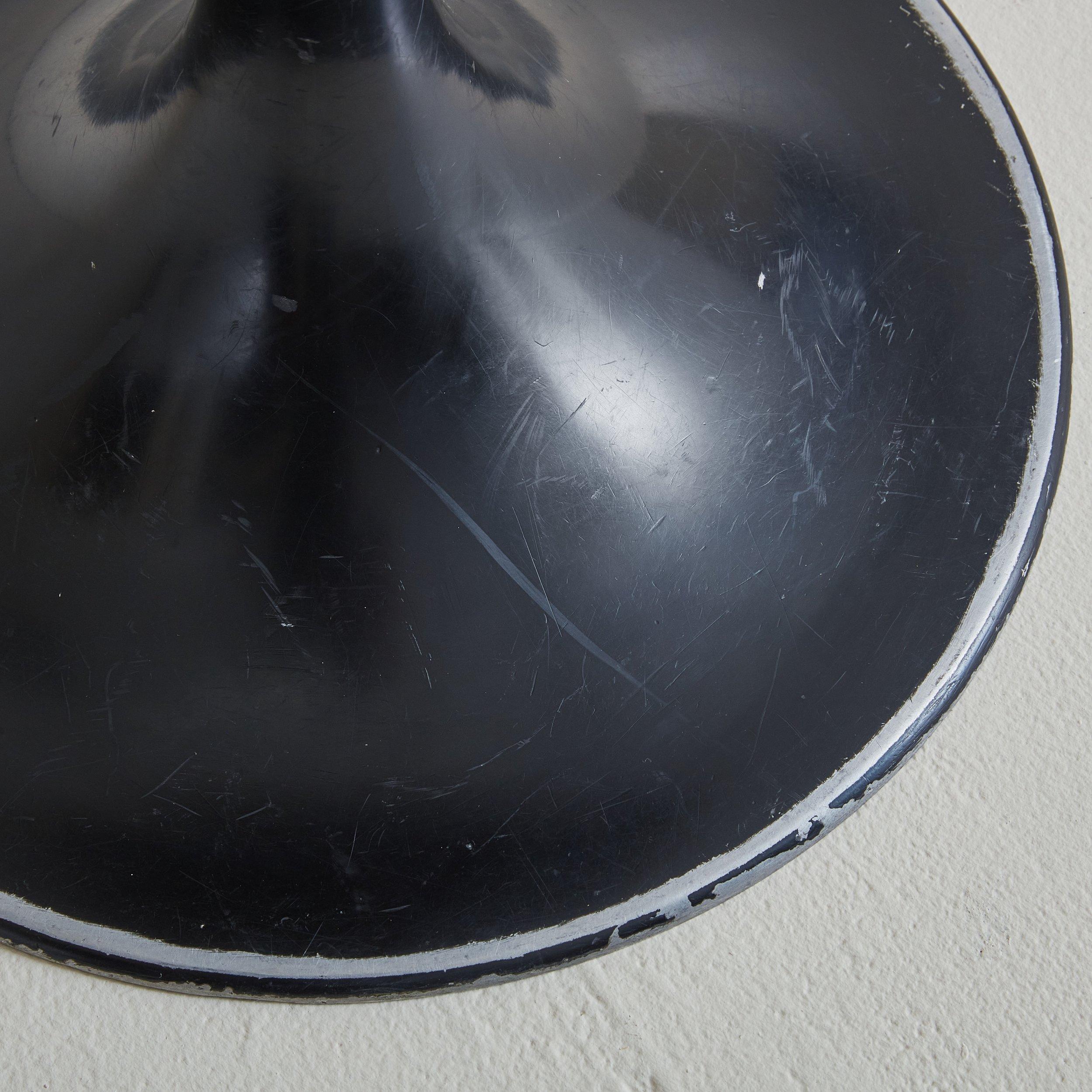 Drehhocker aus schwarzem Metall mit weißem Boucle-Sitz aus Metall, Frankreich 1970er Jahre (2 verfügbar) (Französisch) im Angebot