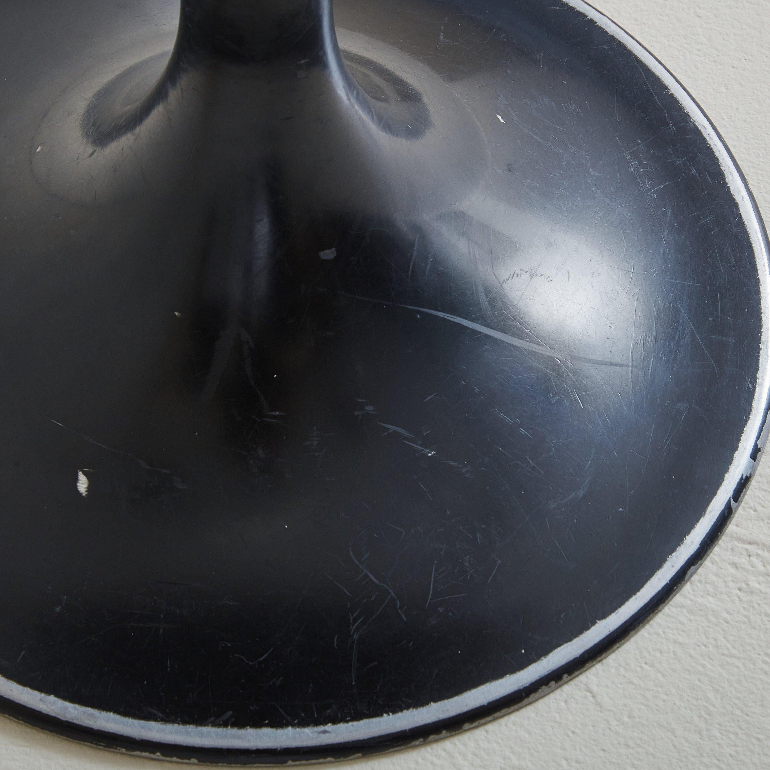 Drehhocker aus schwarzem Metall mit weißem Boucle-Sitz aus Metall, Frankreich 1970er Jahre (2 verfügbar) im Zustand „Gut“ im Angebot in Chicago, IL
