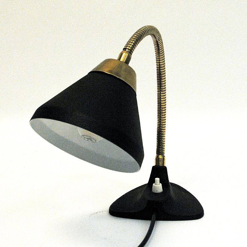 Black metal and brass table lamp with adjustable gooseneck and shade in all directions, even straight upward. Designed by Erik Wärnamo for Värnamo, Sweden, 1950s. Model 506. Great design. Can also be wall mounted!
Triangle shaped head with a white