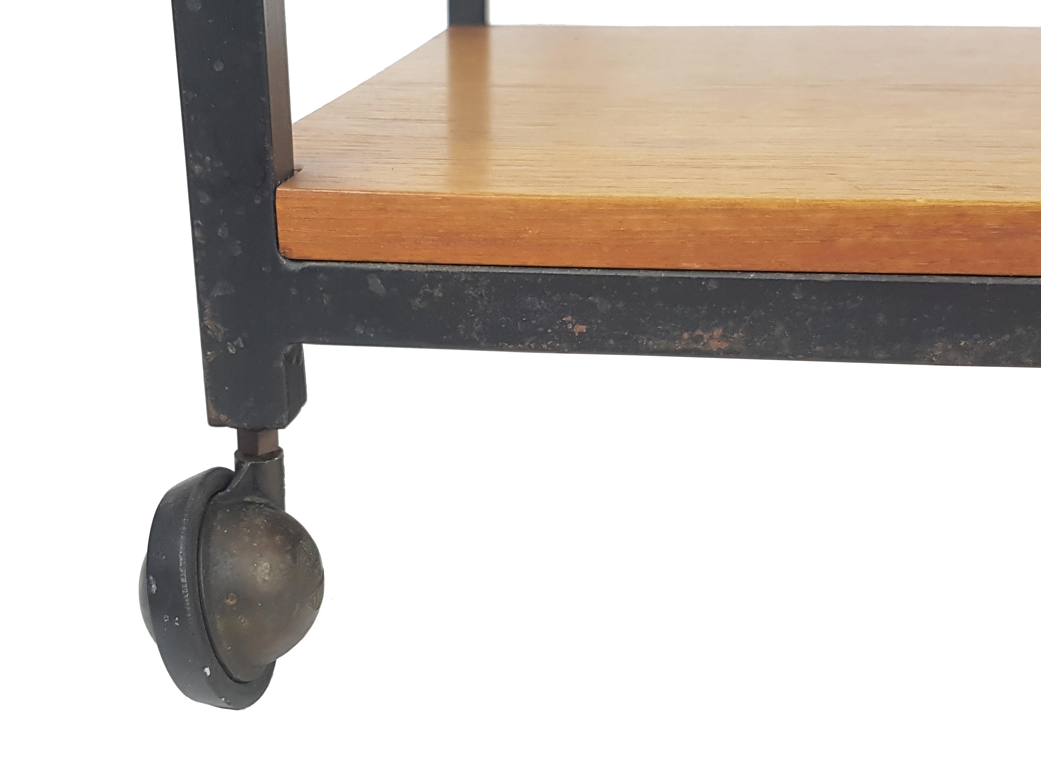 Black Metal & Teak Wood Mid-Century Modern Small Serving Table on Wheels In Good Condition For Sale In Varese, Lombardia