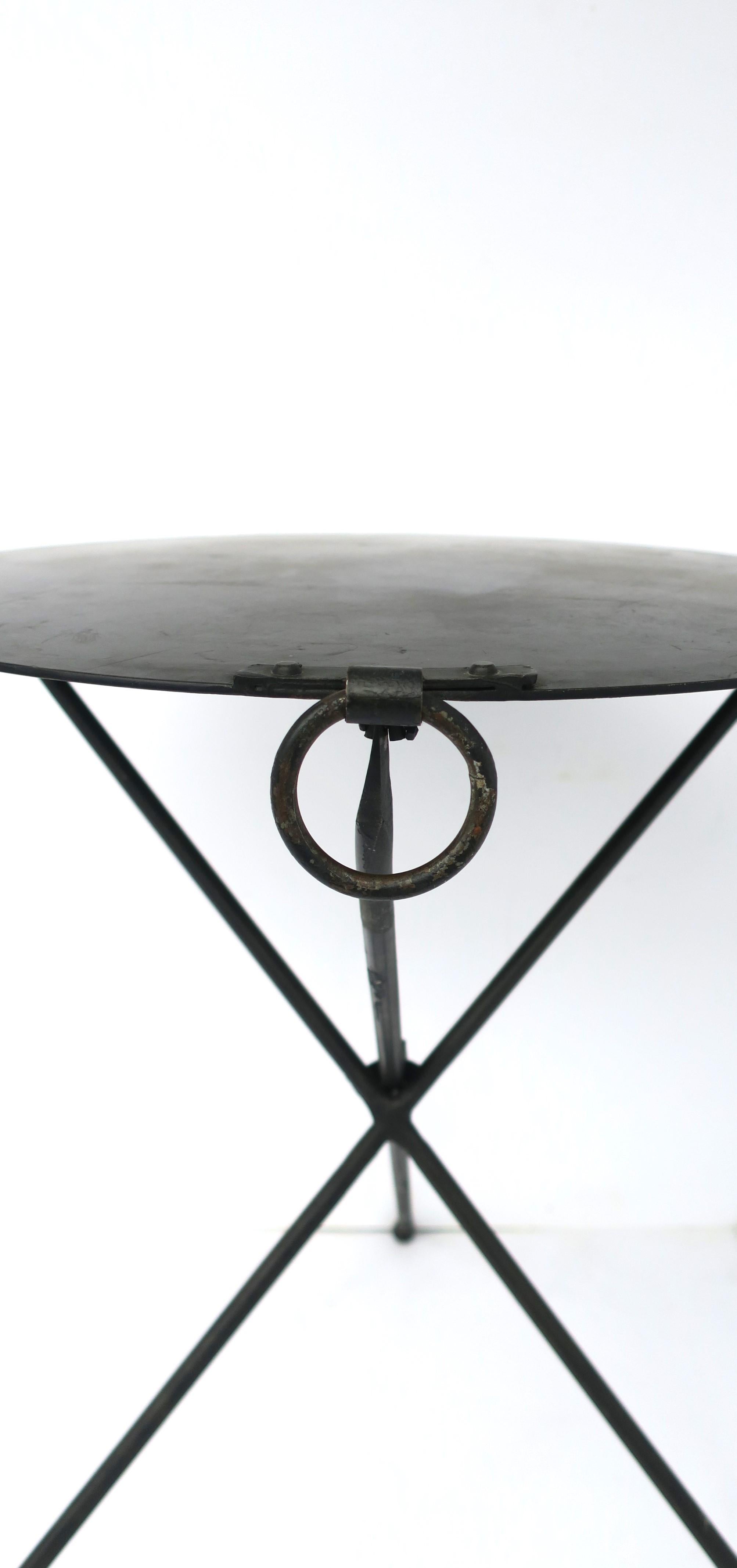 Mesa auxiliar o auxiliar trípode de metal negro en venta 6