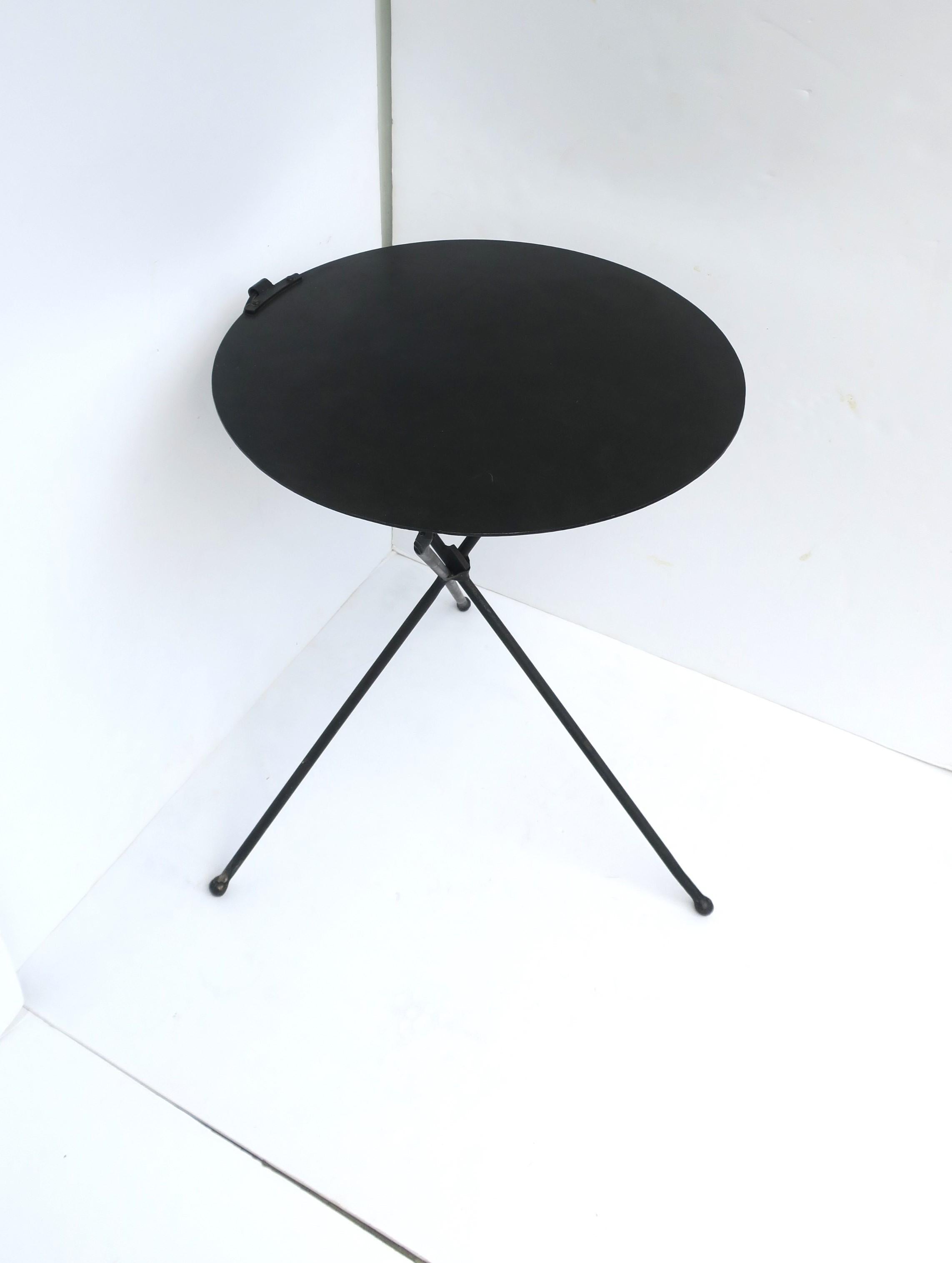 Black Metal Tripod Side or End Table In Good Condition For Sale In New York, NY
