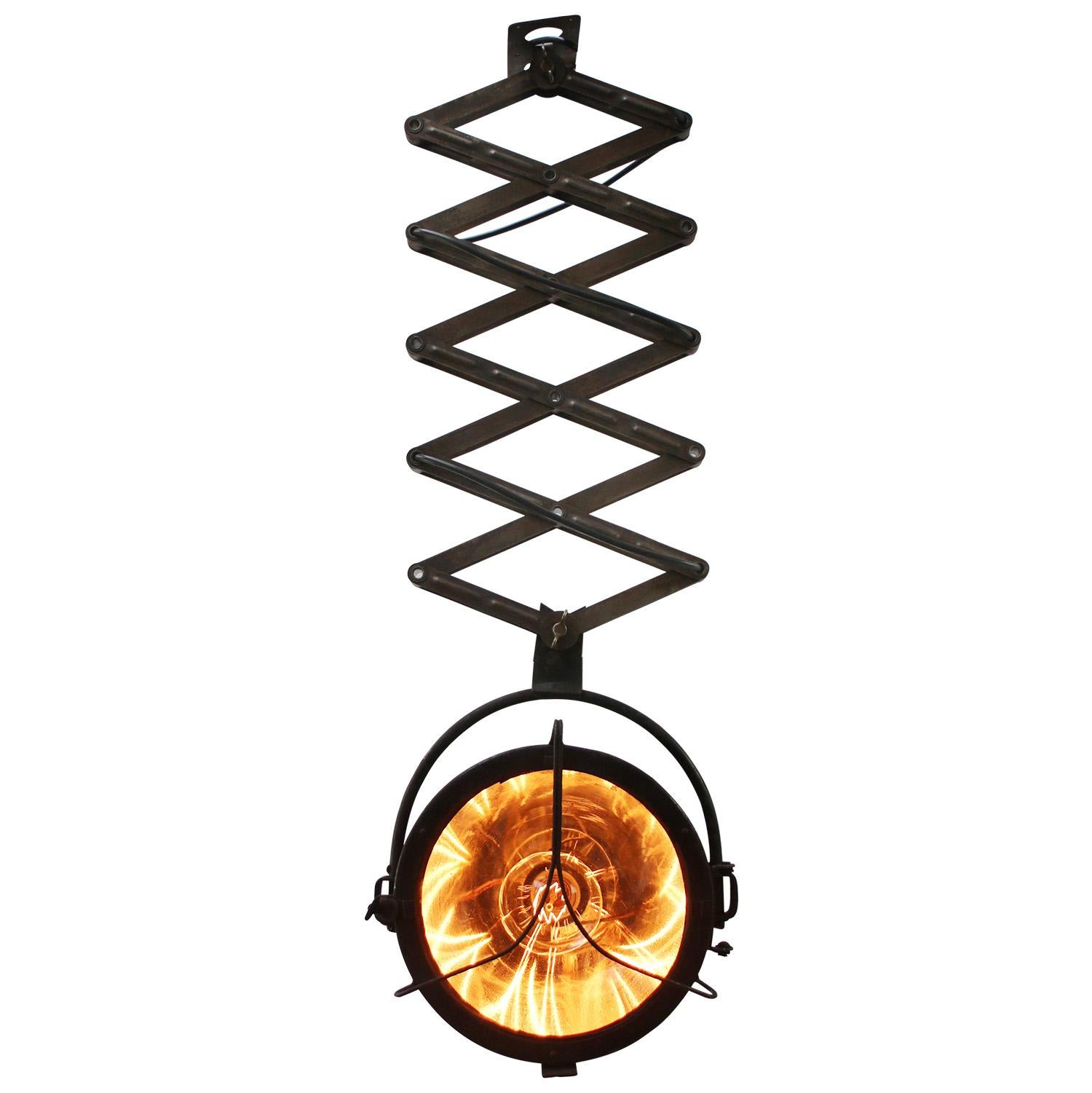 Double scissor with industrial aluminum spot
adjustable length

Spotlight size: diameter 35 cm

as shown on picture 95 cm
min. length 52 cm
max. length 135 cm

E27 / E26

Weight: 7.50 kg / 16.5 lb

Priced per individual item. All lamps have been