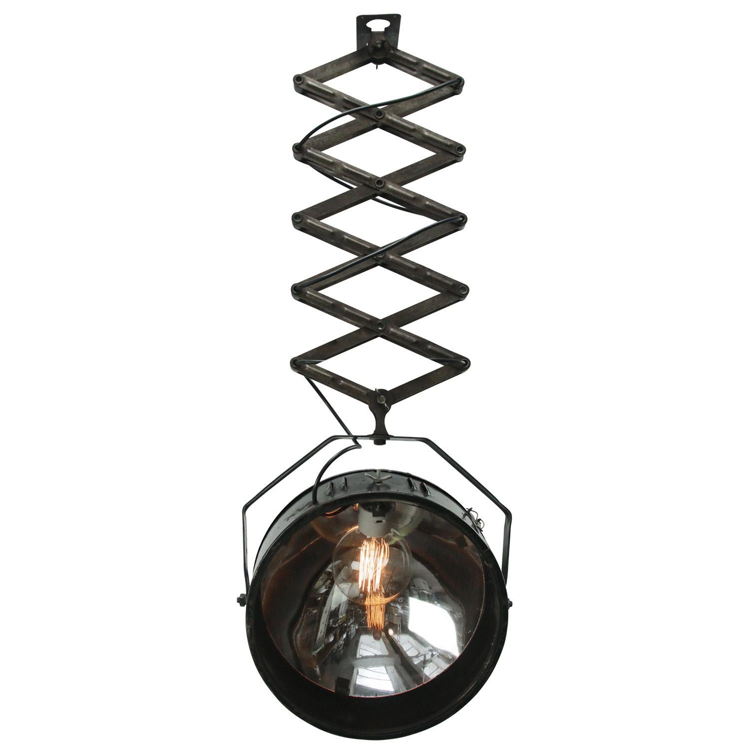 Industriel Lampes à suspension industrielles vintage en métal noir avec ciseaux en vente