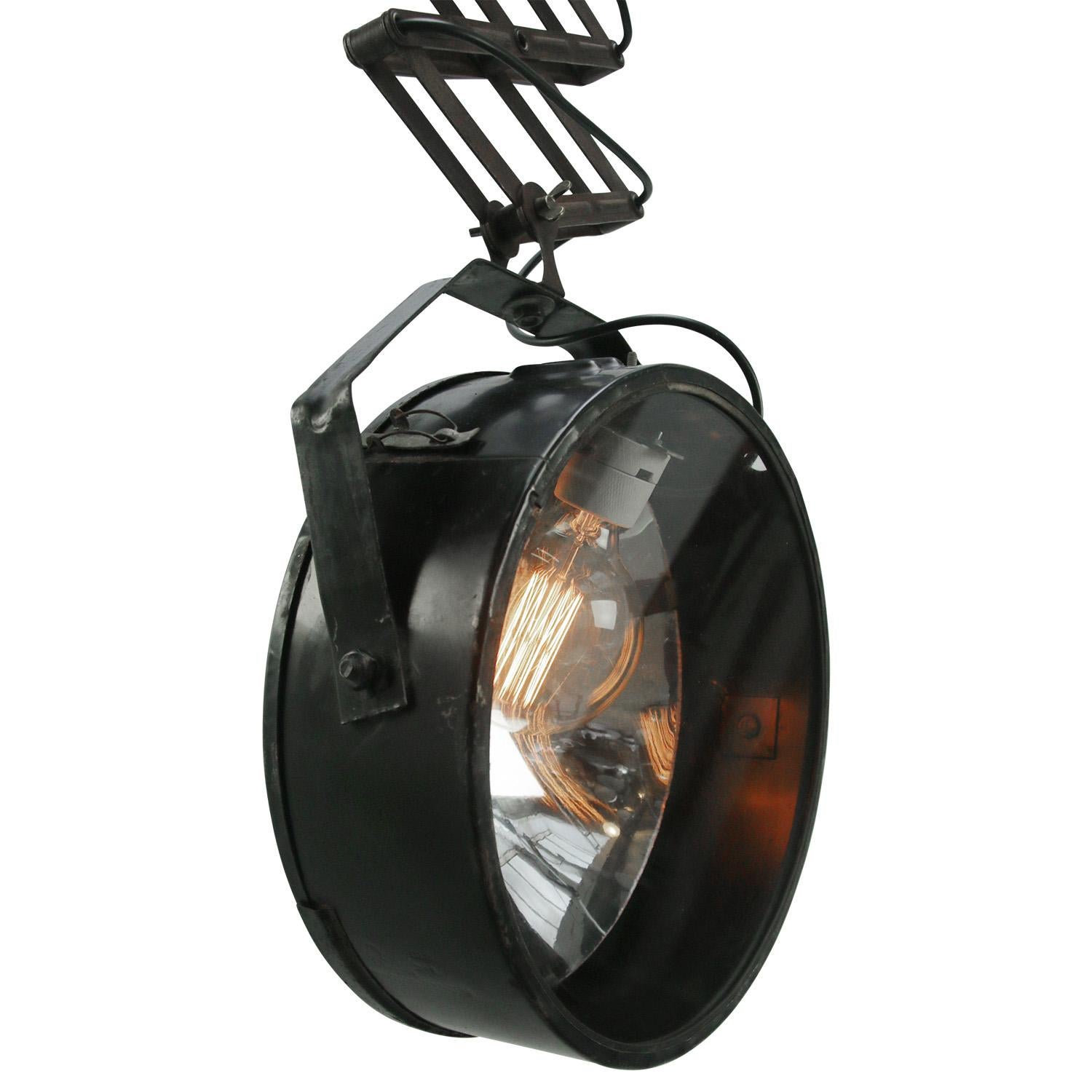 Allemand Lampes à suspension industrielles vintage en métal noir avec ciseaux en vente