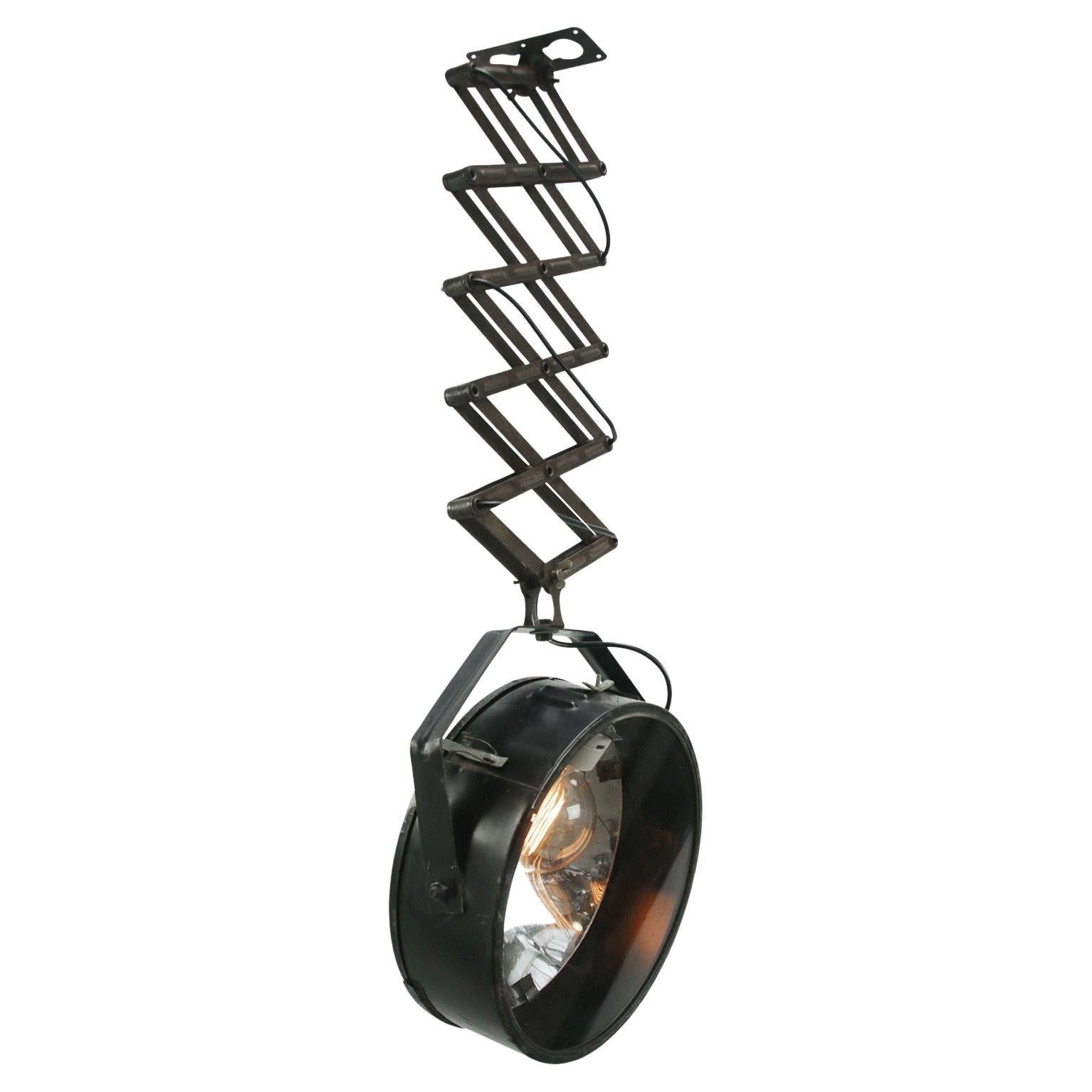 Lampes à suspension industrielles vintage en métal noir avec ciseaux en vente