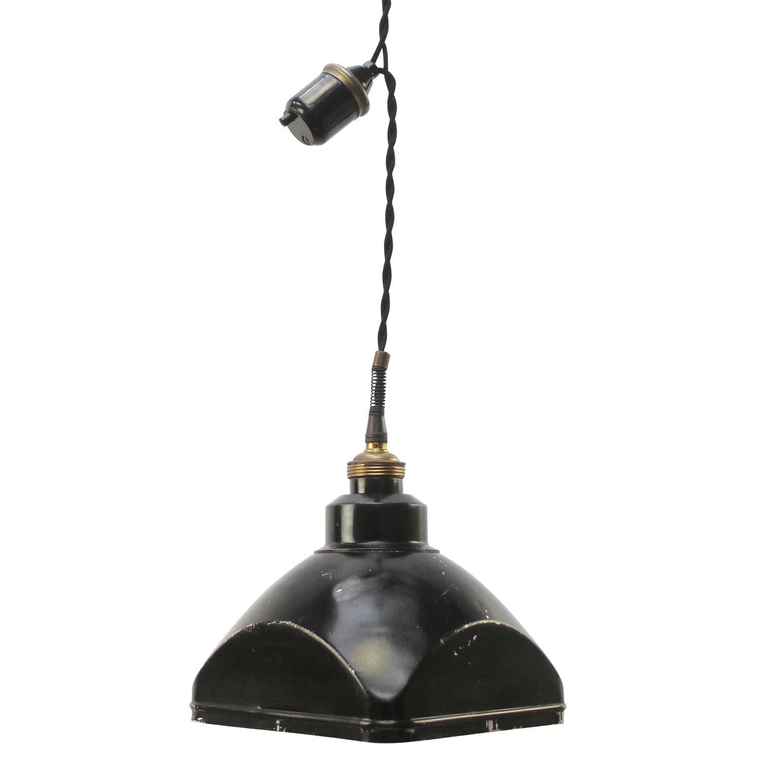 Vintage American photo studio darkroom light.
Aluminum and brass, with original Bakelite switch

Weight: 0.60 kg / 1.3 lb

Priced per individual item. All lamps have been made suitable by international standards for incandescent light bulbs,