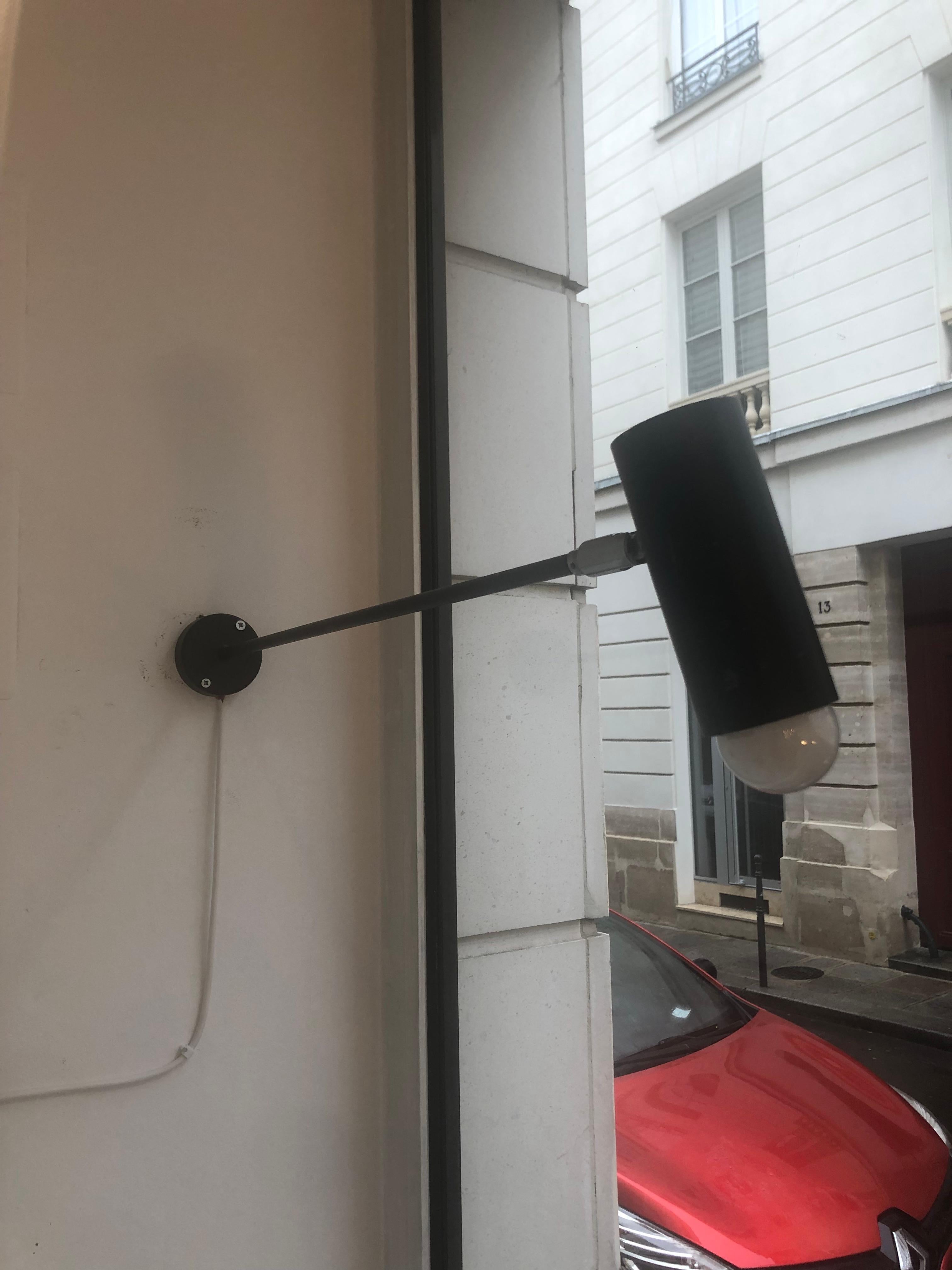 Wall lamp in the style of Jean-René Caillette. It is composed of a round support placed directly on the wall extended by a stem ending in a rotating cylinder playing the role of light source. The whole is in black metal.
Bulb reference: E27
In