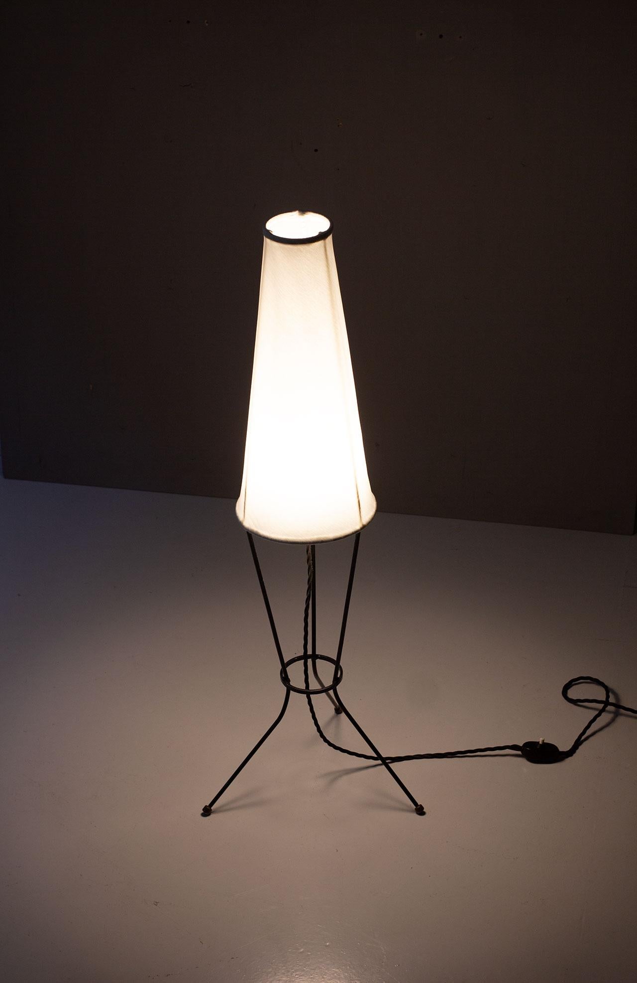 Black Metal & White Fabric Swedish Modern Lamp  For Sale 2