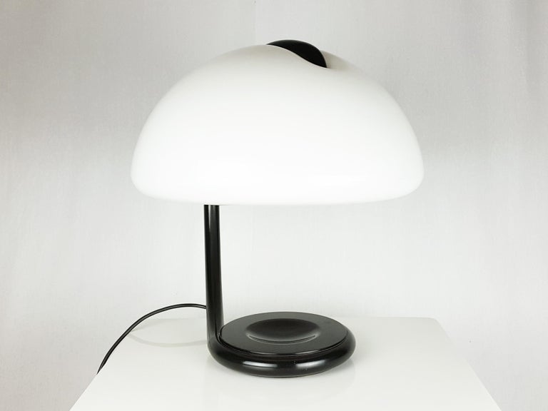 Black Metal and White Plastic Shade 1960s Serpente Table Lamp by Elio Martinelli For Sale 3