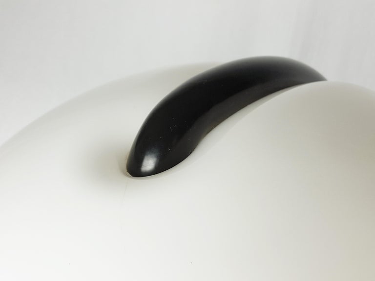 Black Metal and White Plastic Shade 1960s Serpente Table Lamp by Elio Martinelli In Good Condition For Sale In Varese, Lombardia