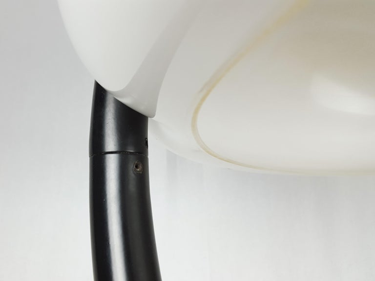 Black Metal and White Plastic Shade 1960s Serpente Table Lamp by Elio Martinelli For Sale 1