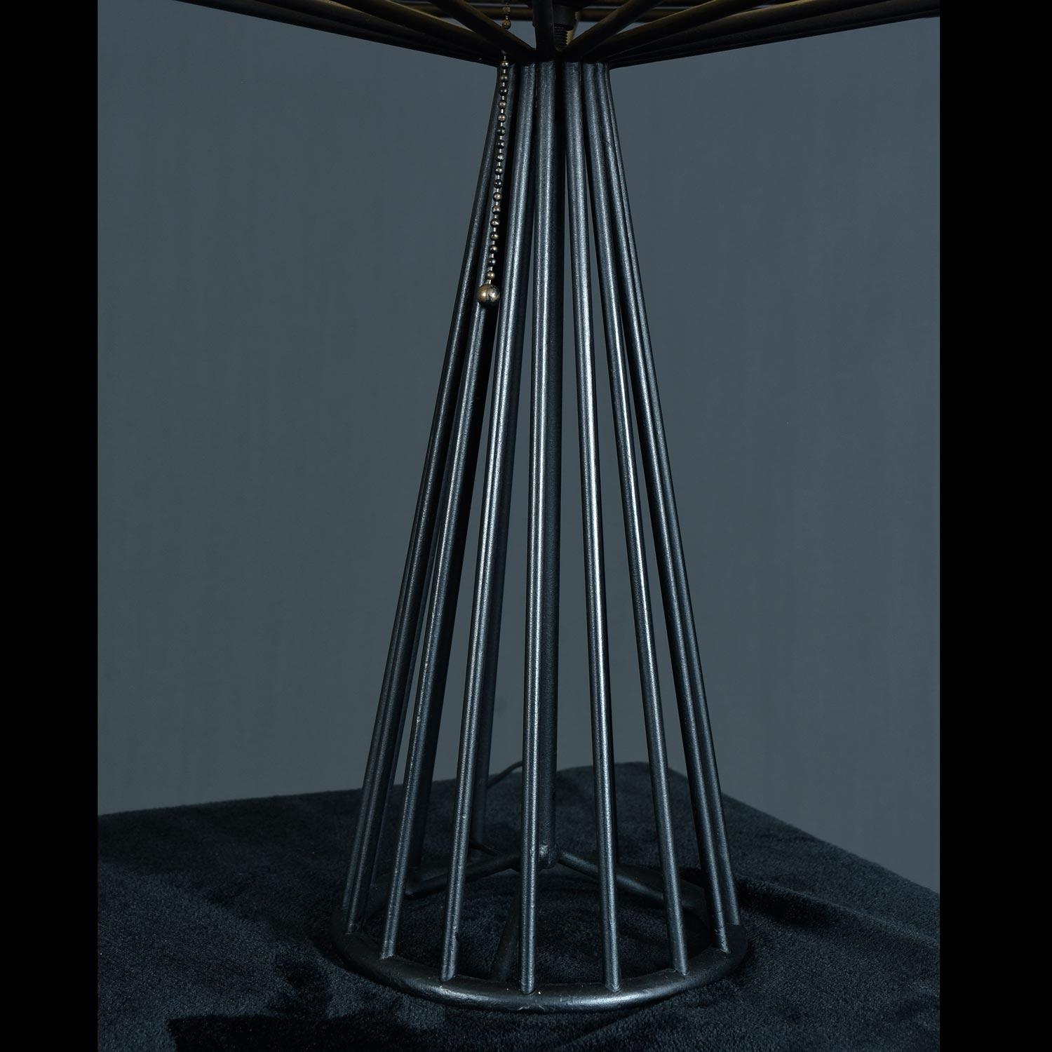 Milieu du XXe siècle Lampe de bureau Tony Paul en métal noir et fil métallique avec abat-jour tambour en vente