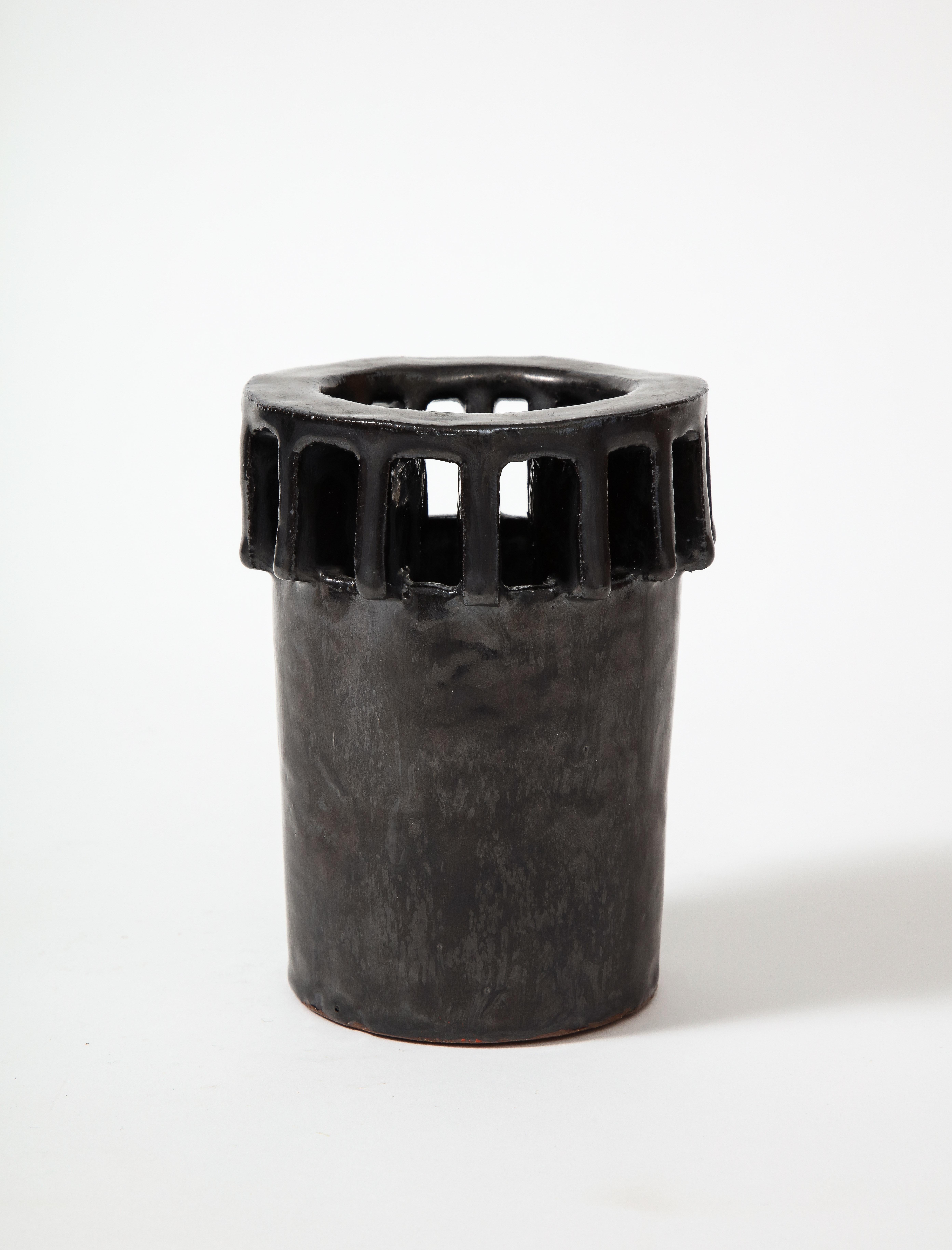 Black Metallic Glazed Ceramic Turret Shaped Vase, United States, 20th C en vente 3