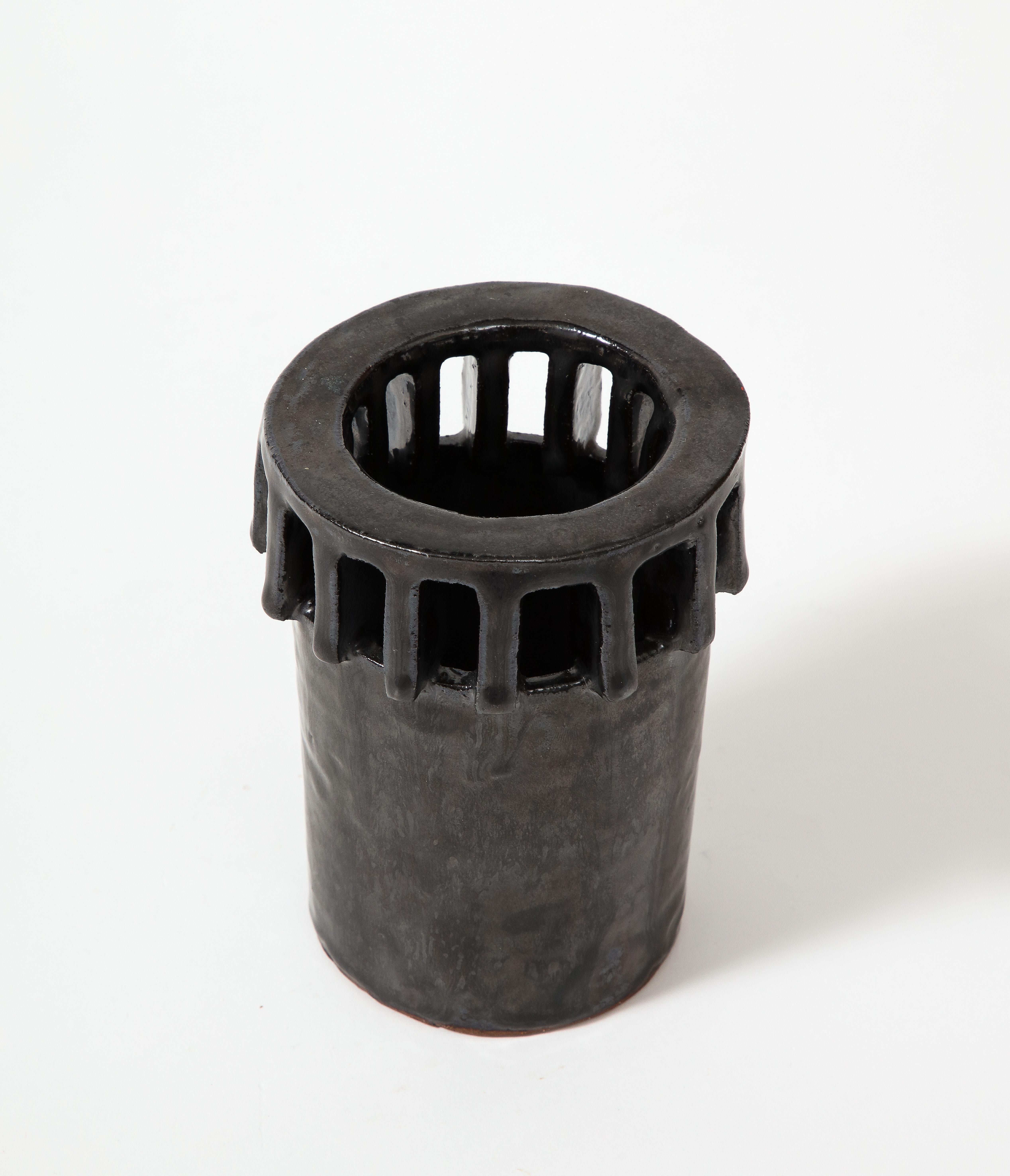 Vernissé Black Metallic Glazed Ceramic Turret Shaped Vase, United States, 20th C en vente