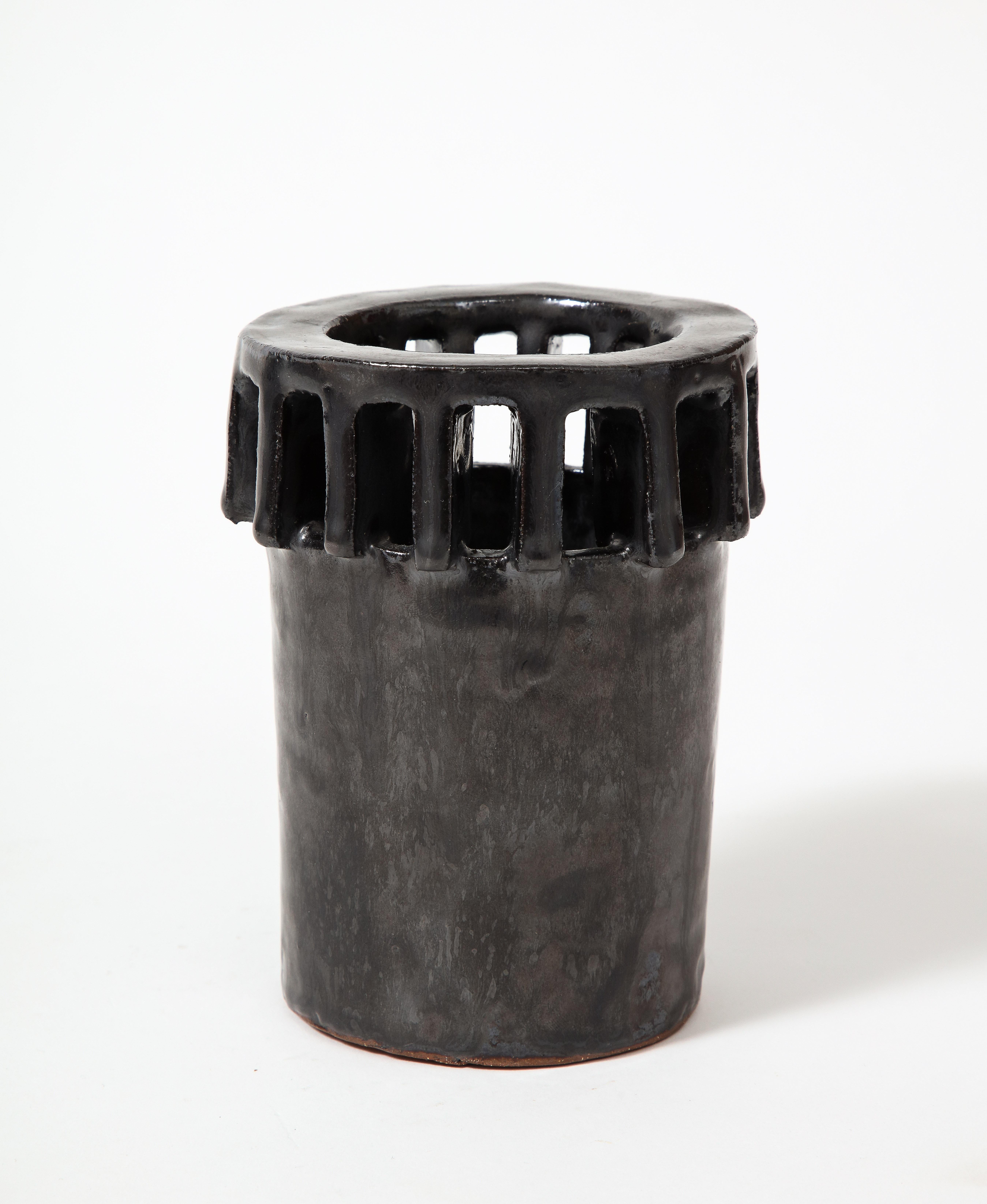 Black Metallic Glazed Ceramic Turret Shaped Vase, United States, 20th C Excellent état - En vente à New York City, NY