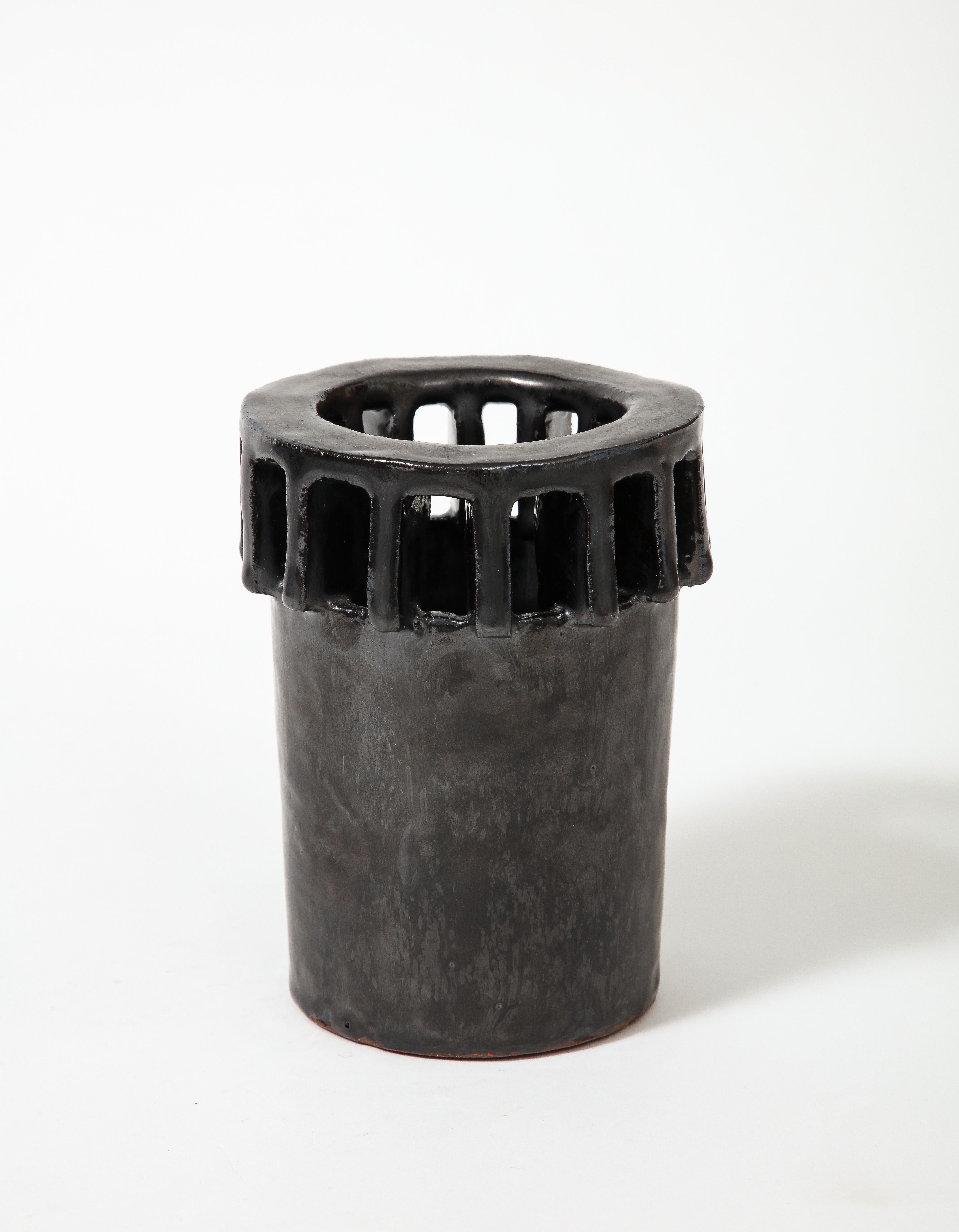 Black Metallic Glazed Ceramic Turret Shaped Vase, United States, 20th C en vente 1