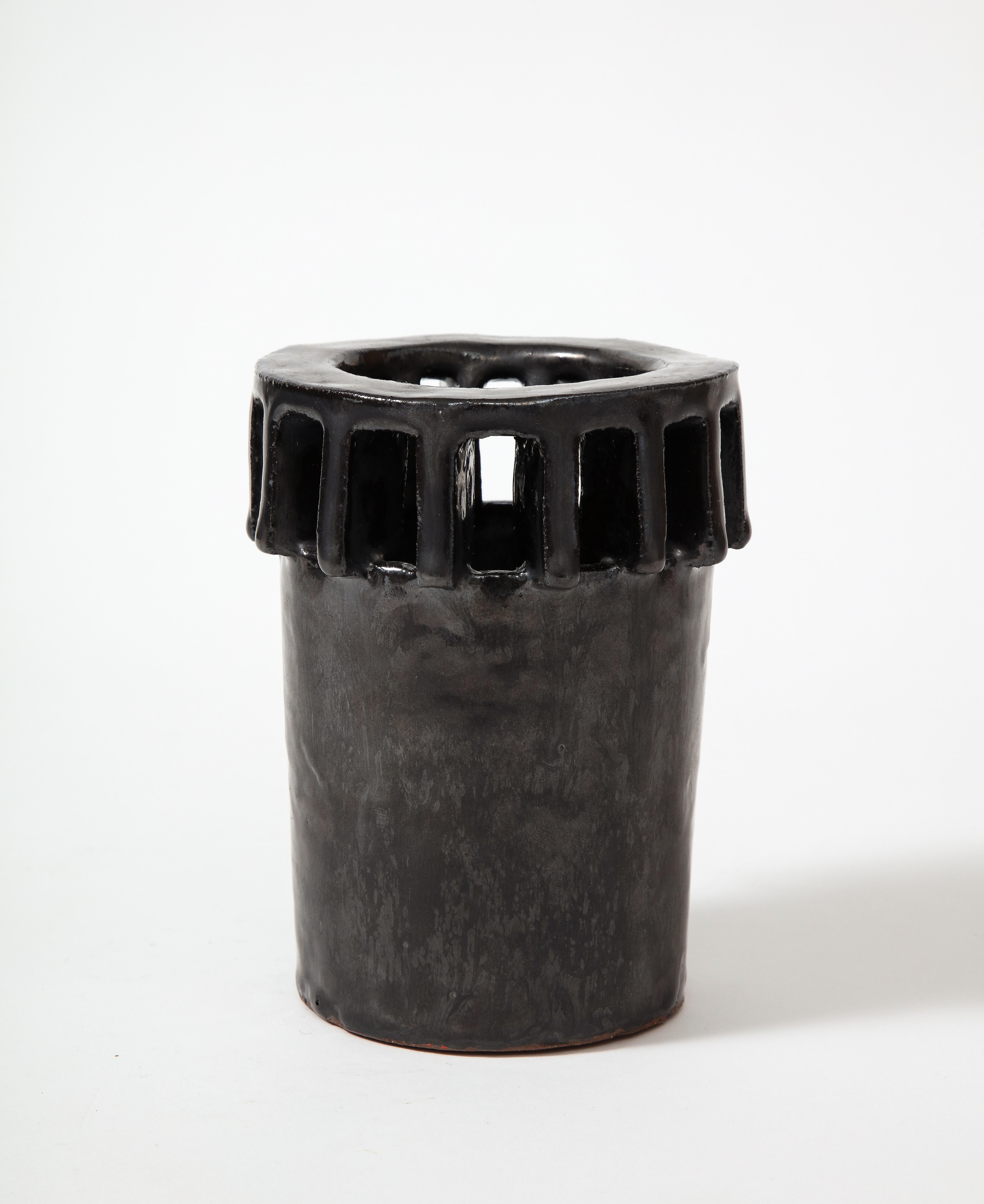 Black Metallic Glazed Ceramic Turret Shaped Vase, United States, 20th C en vente 2
