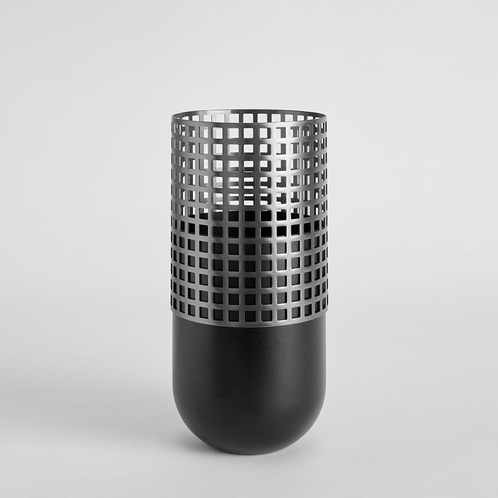 Vaso alto nero di Mason Editions
Dimensioni: 15 × 15 × 31 cm
Materiali: Ferro, nichel nero opaco

Colori: rosa, grigio chiaro + oro opaco 24K

Mia è una collezione di vasi raffinati ed eleganti, tra cui un vaso alto, un vaso medio e un vaso da