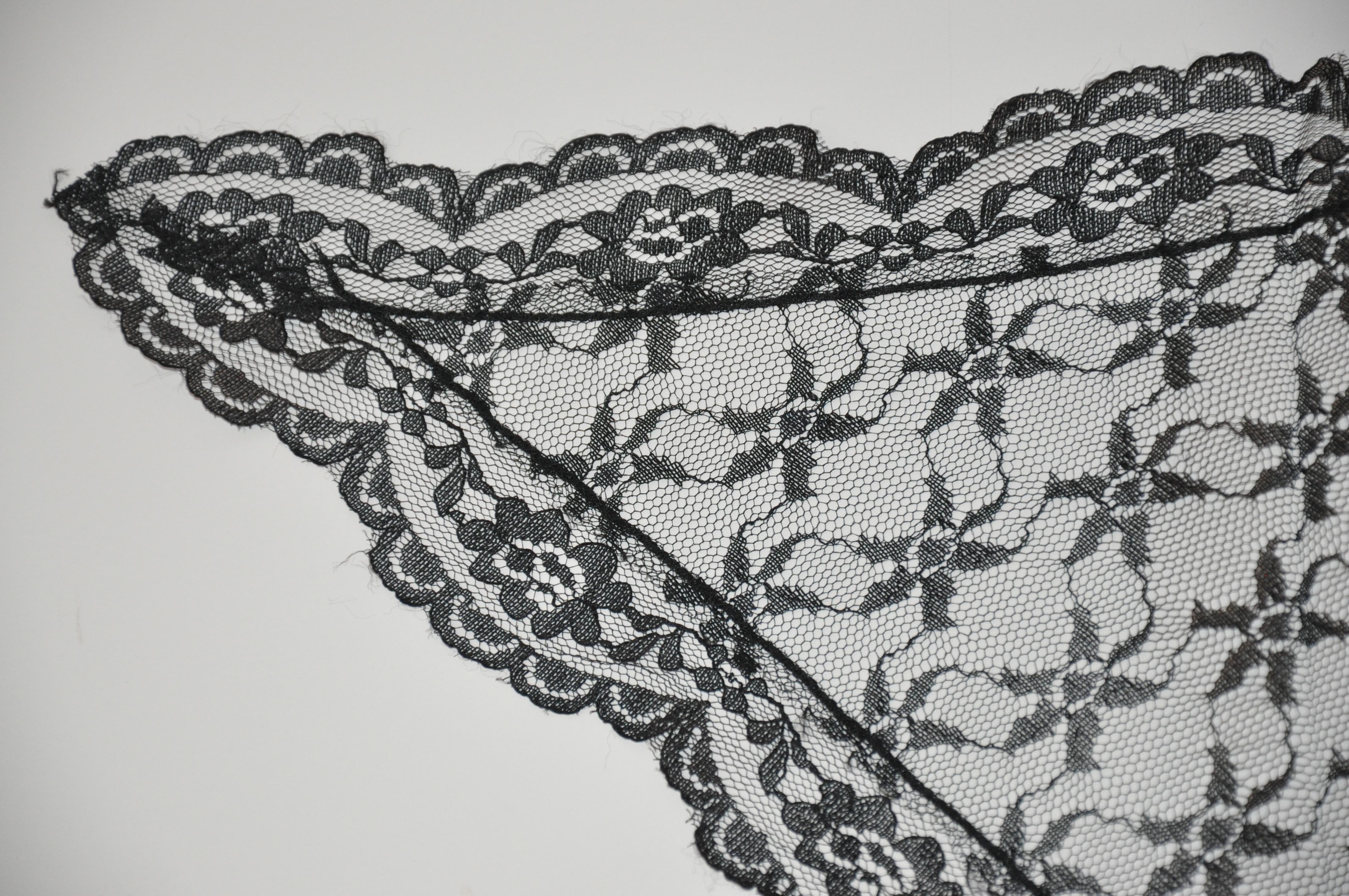 Bordures noires à micro-écailles  Écharpe en tissu matelassé à motifs floraux Bon état - En vente à New York, NY