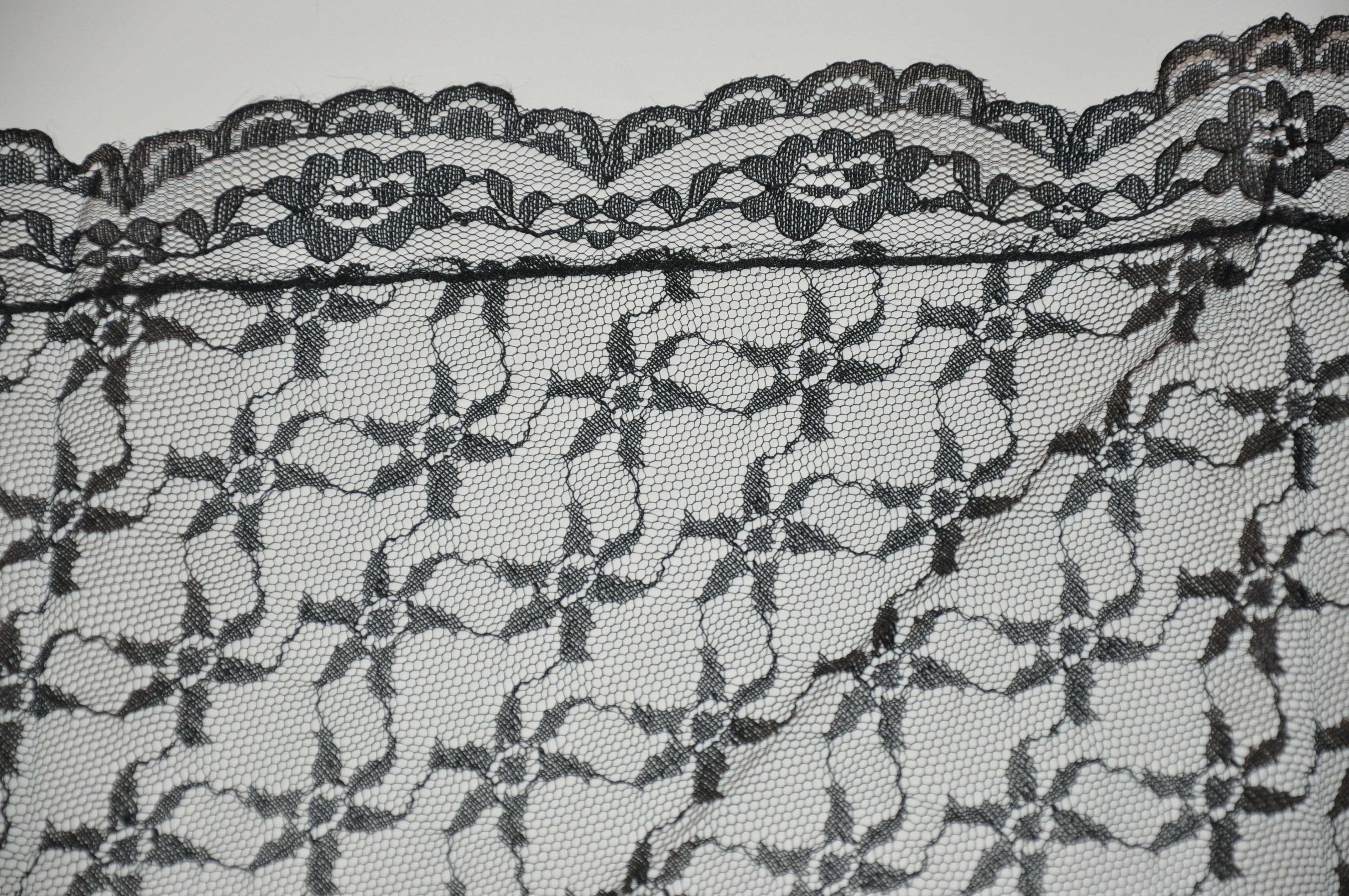Bordures noires à micro-écailles  Écharpe en tissu matelassé à motifs floraux Unisexe en vente