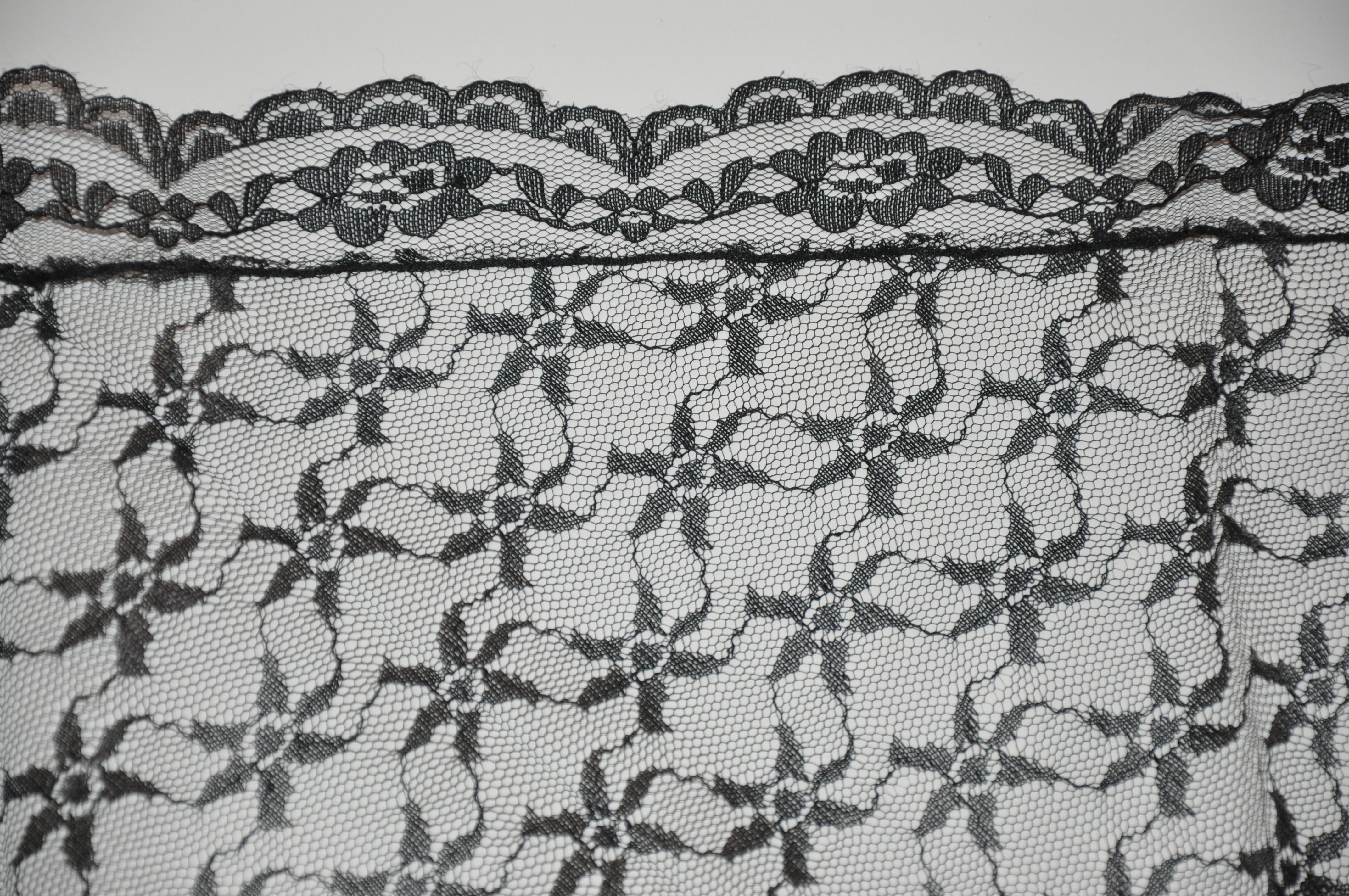Bordures noires à micro-écailles  Écharpe en tissu matelassé à motifs floraux en vente 1