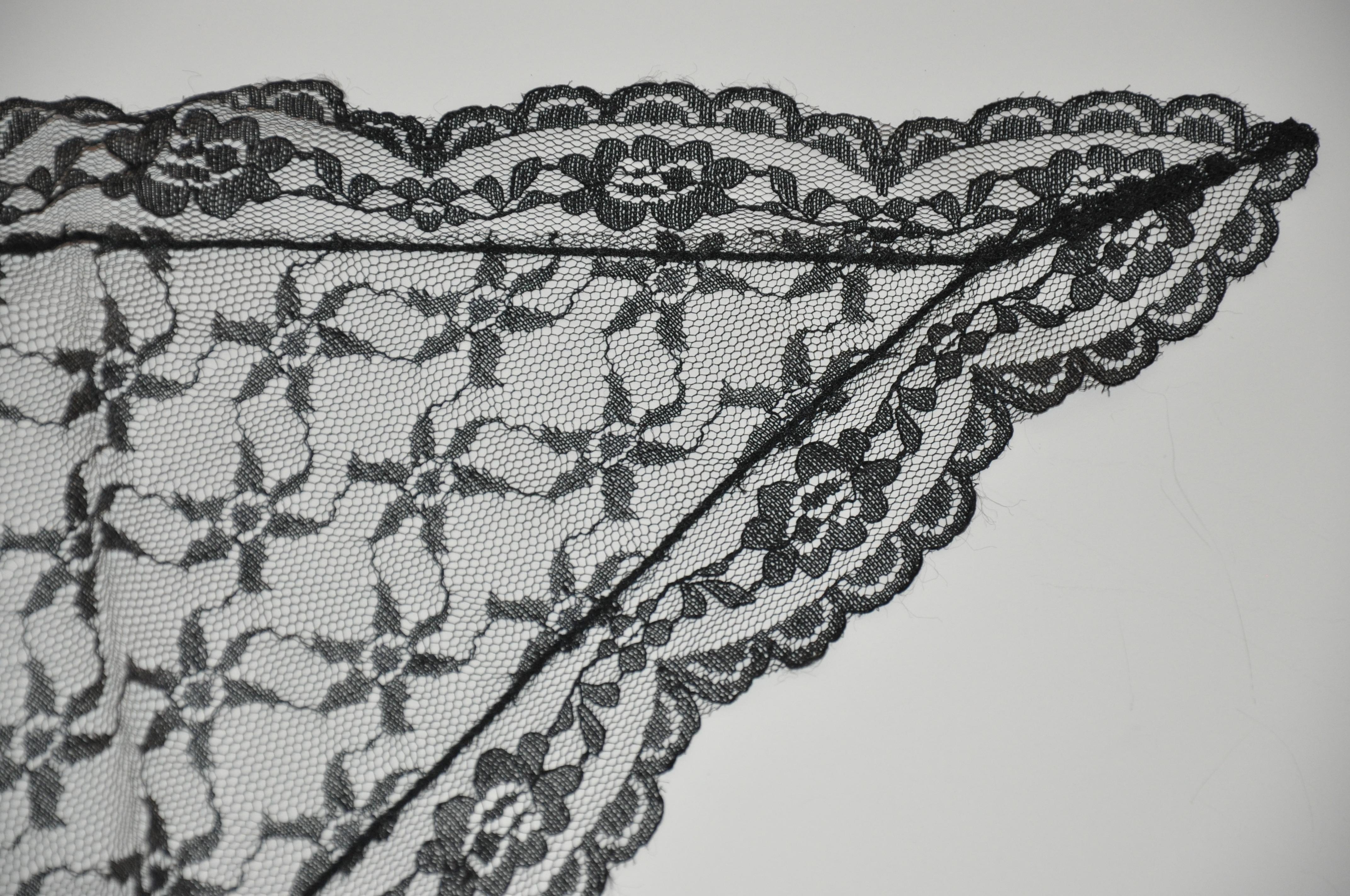 Bordures noires à micro-écailles  Écharpe en tissu matelassé à motifs floraux en vente 2