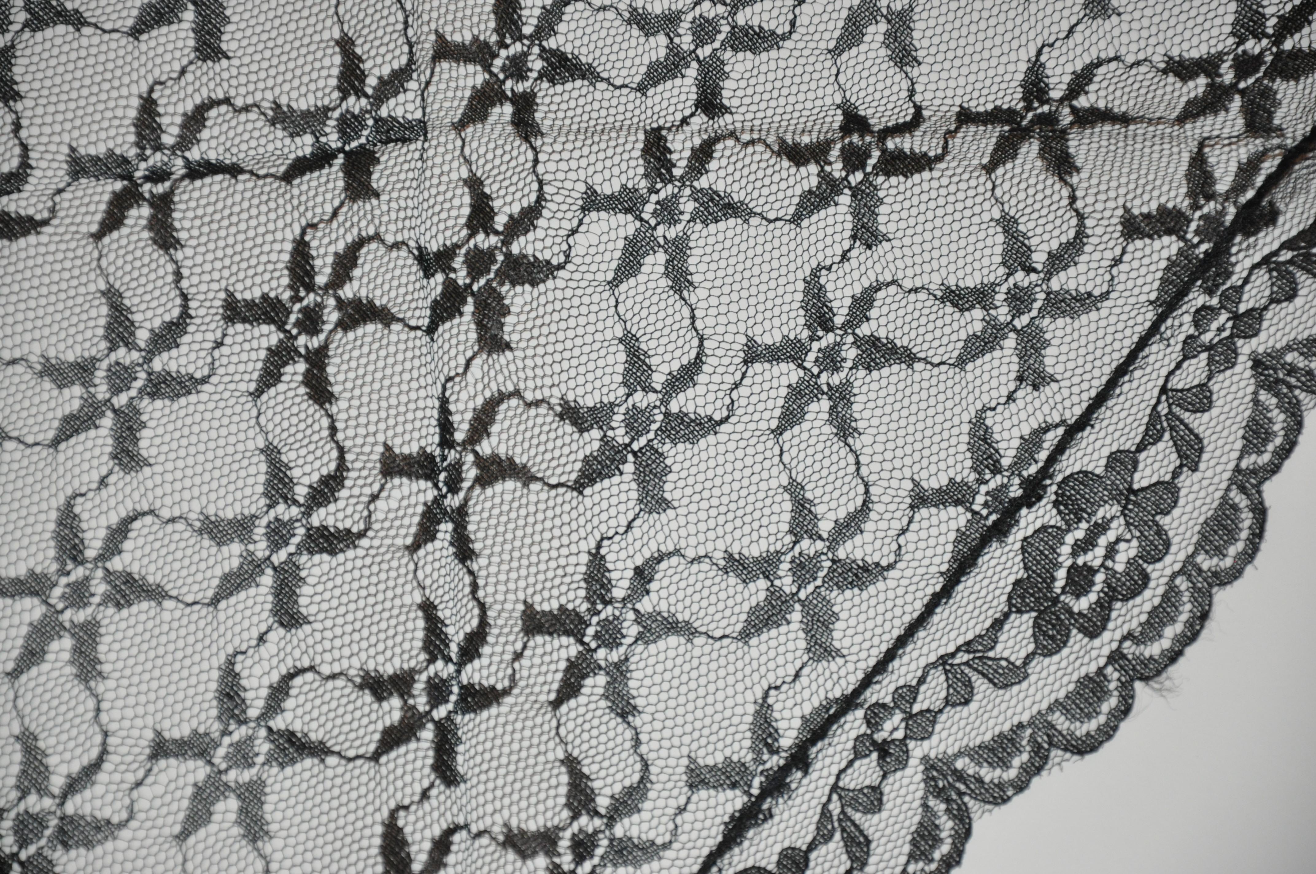 Bordures noires à micro-écailles  Écharpe en tissu matelassé à motifs floraux en vente 3