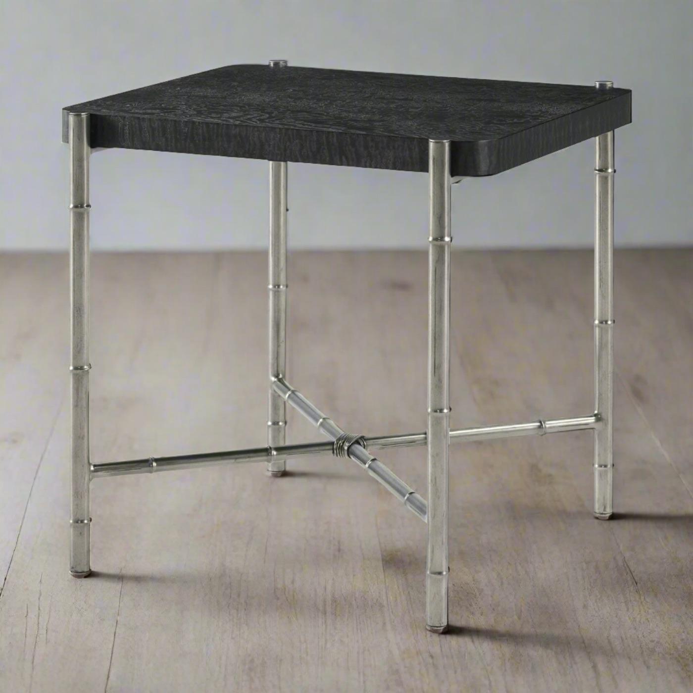 Des lignes élancées forment un design léger et aérien dans la table d'appoint moderne. Une combinaison gracieuse de bois de frêne Tamo fini noir silencieux au sommet d'une base organique en faux bois dans une finition en laiton satiné.

Dimensions :