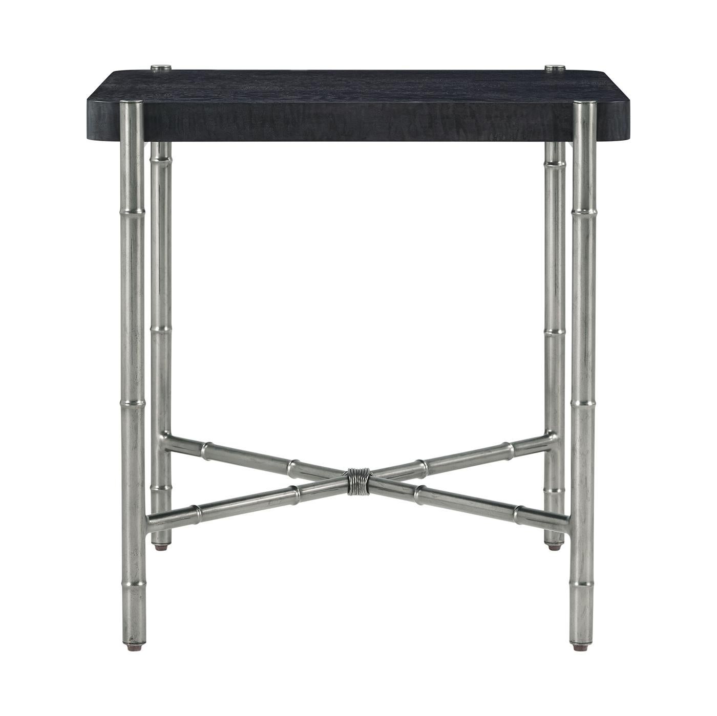 Mid-Century Modern Table d'appoint en loupe noire du milieu du siècle en vente