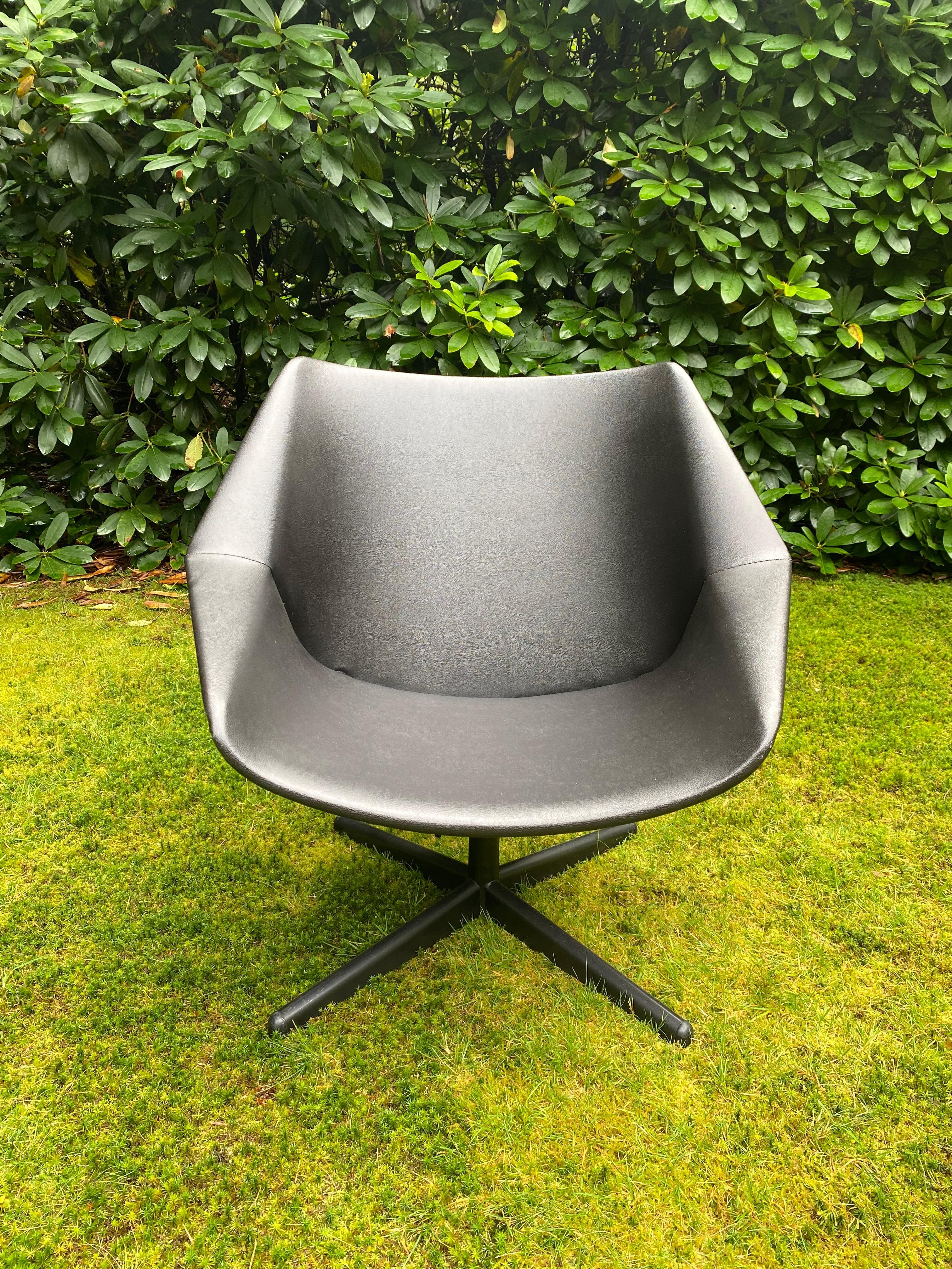 Schwarzer Drehstuhl auf einem Vierstern-Metallgestell, entworfen von Cees Braakman für Pastoe in den frühen 1960er Jahren. Dieses Modell, FM08, ist mit schwarzem Kunstleder gepolstert. Die maximale Höhe beträgt 72 cm. Dieser Stuhl remming in gutem