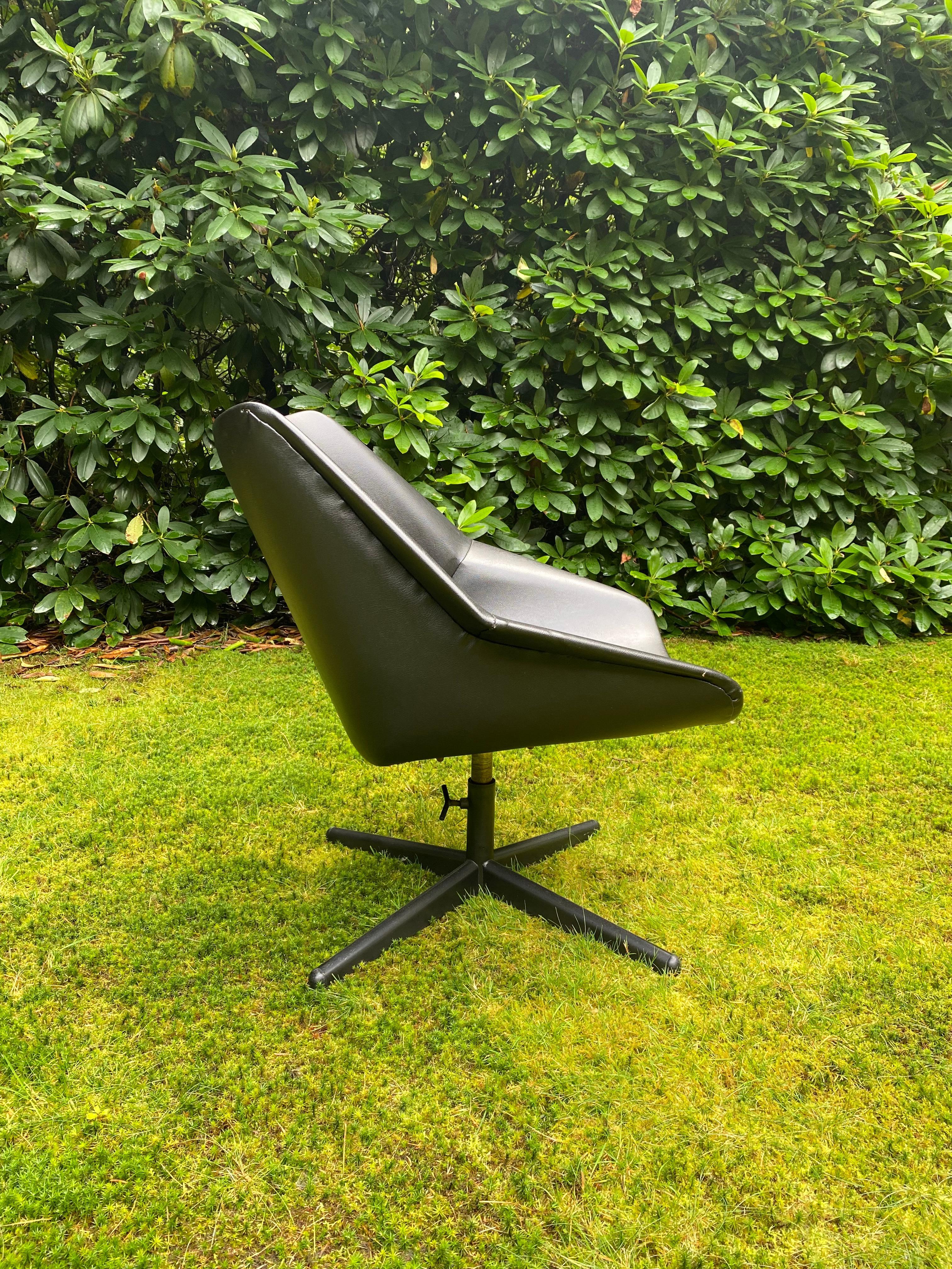 Schwarzer schwarzer Mid-Century Modern Pastoe Swivel Chair von Cees Braakman, Modell FM08 (Moderne der Mitte des Jahrhunderts) im Angebot