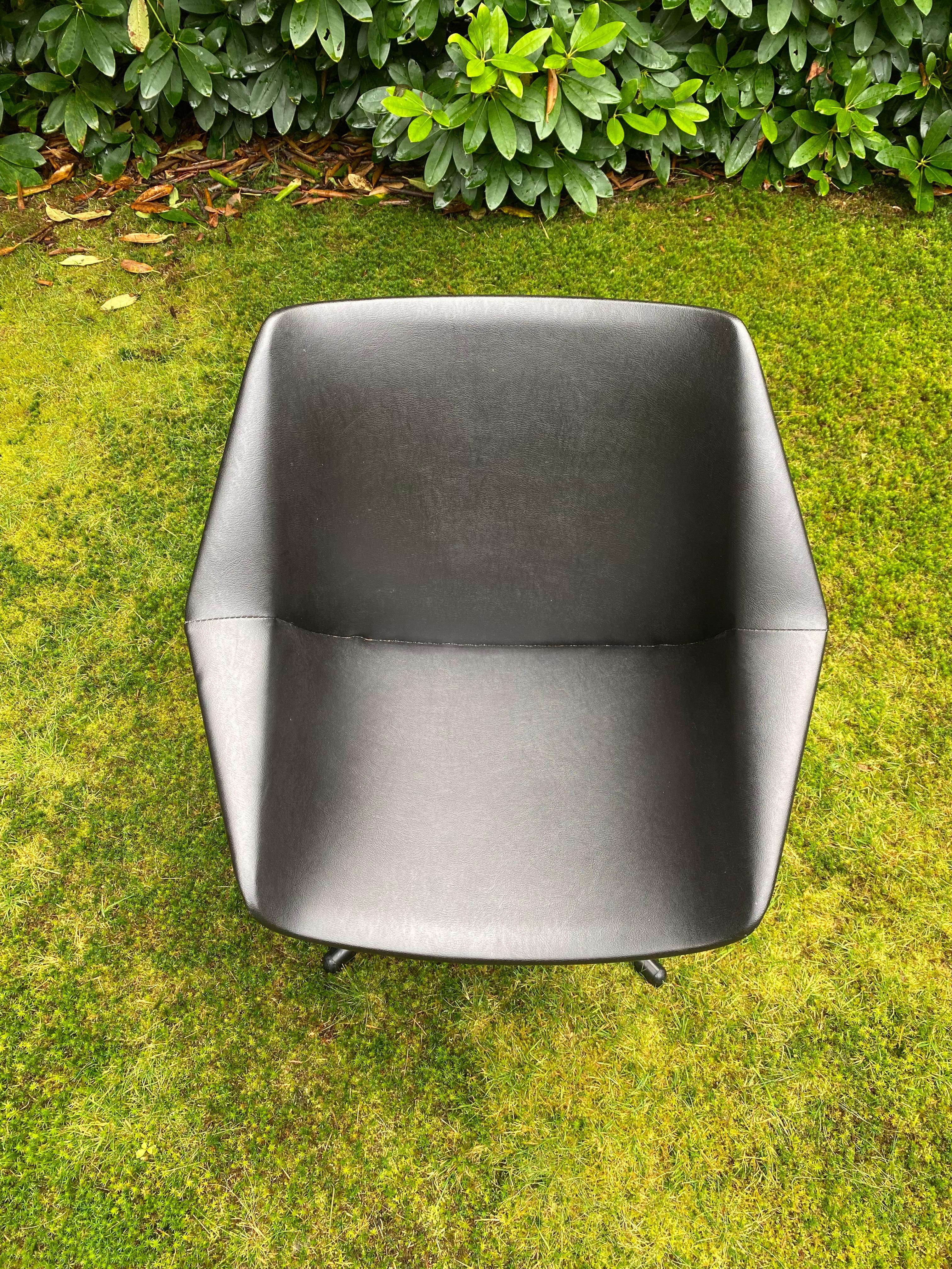 Schwarzer schwarzer Mid-Century Modern Pastoe Swivel Chair von Cees Braakman, Modell FM08 im Zustand „Gut“ im Angebot in Schagen, NL