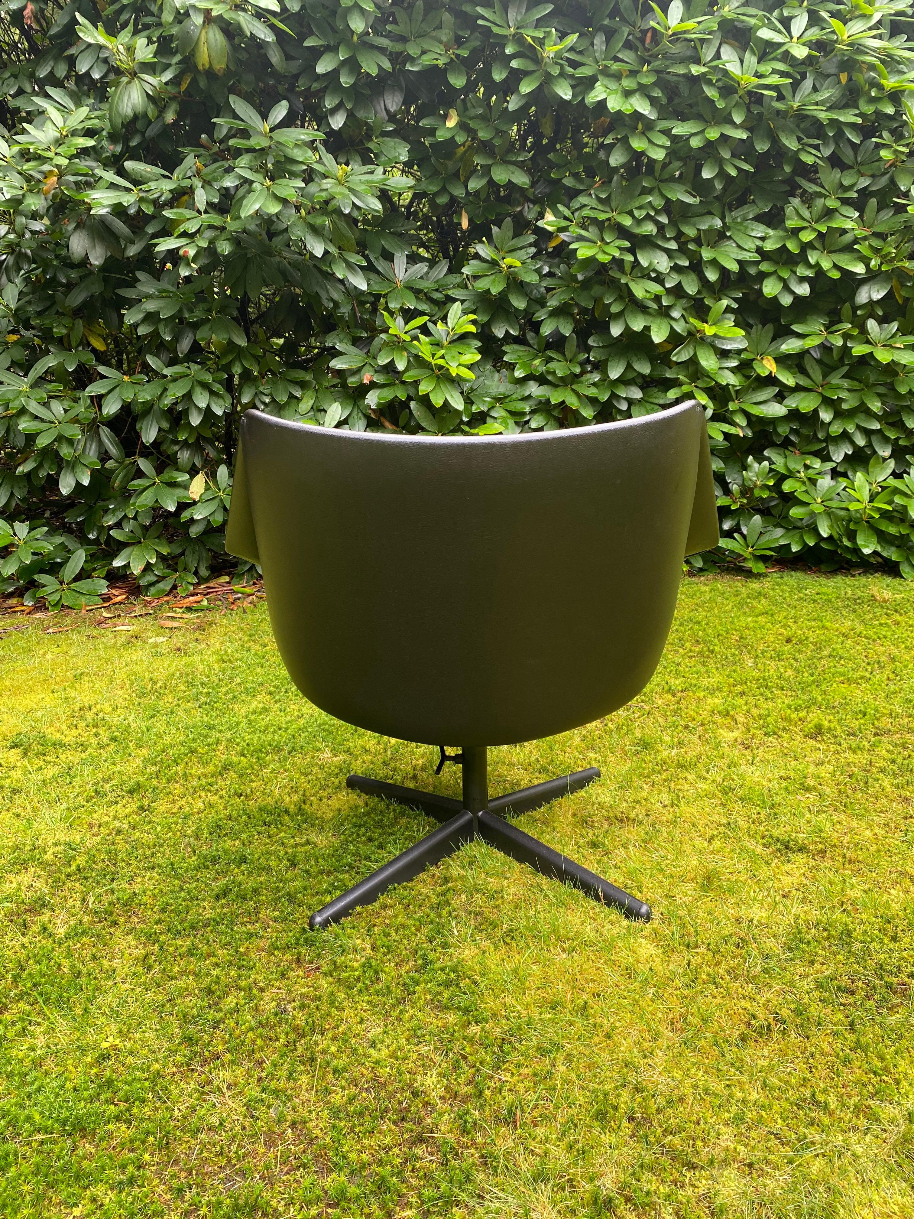 Schwarzer schwarzer Mid-Century Modern Pastoe Swivel Chair von Cees Braakman, Modell FM08 (20. Jahrhundert) im Angebot