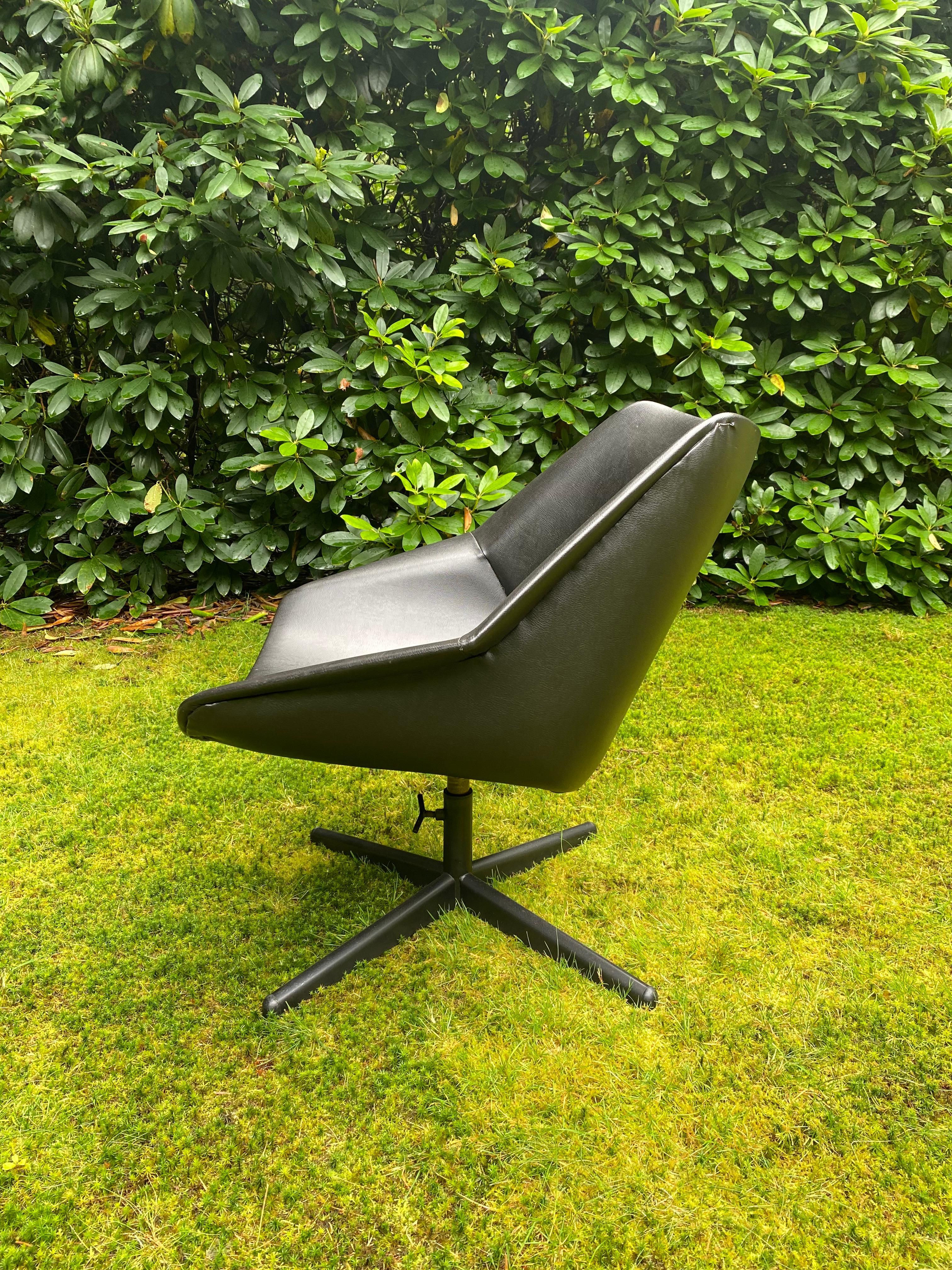 Schwarzer schwarzer Mid-Century Modern Pastoe Swivel Chair von Cees Braakman, Modell FM08 (Metall) im Angebot