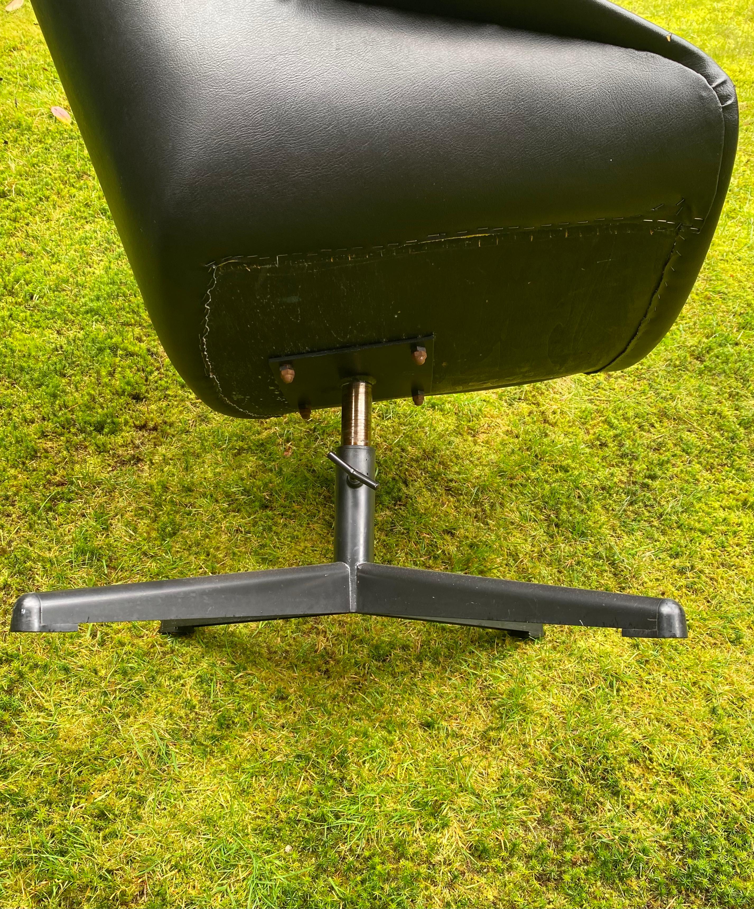 Schwarzer schwarzer Mid-Century Modern Pastoe Swivel Chair von Cees Braakman, Modell FM08 im Angebot 2