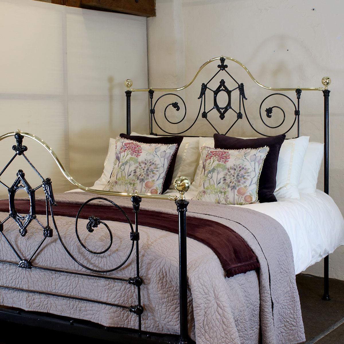 5'0 wide mid-Victorian cast iron bedstead in a Gothic style, finished in black with serpentine brass top rail and decorative castings, circa 1880.

This bed accepts a UK king size or US queen size (5ft, 60 inches or 150 cm wide) base and mattress