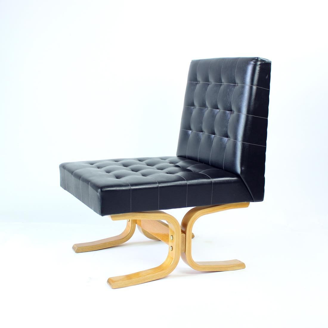 Beautiful, iconic lounge chair named Bratislava after a capital of Slovakia. This lounge chair was produced by Drevopodnik Holesov in 1960s and was designed by Jindrich Volak. The Holesov factory was known for its work with the dent woodlaminate