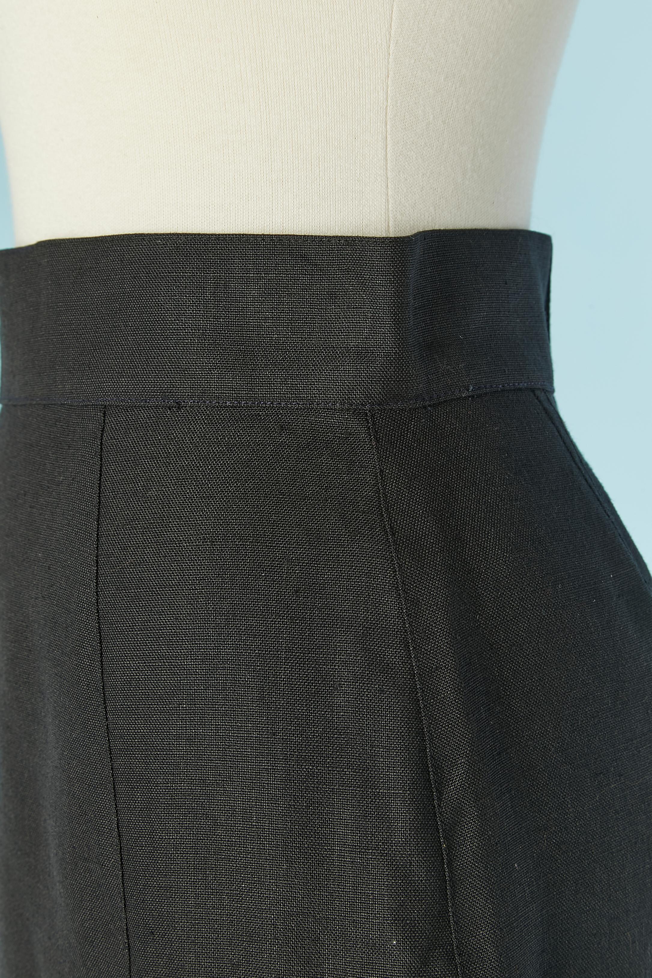 Black mini skirt . Shell fabric composition: 90% rayon, 10% lin. Lining: 100% acetate.
Zip and hook&eye closure on the middle back.
SIZE XXS 