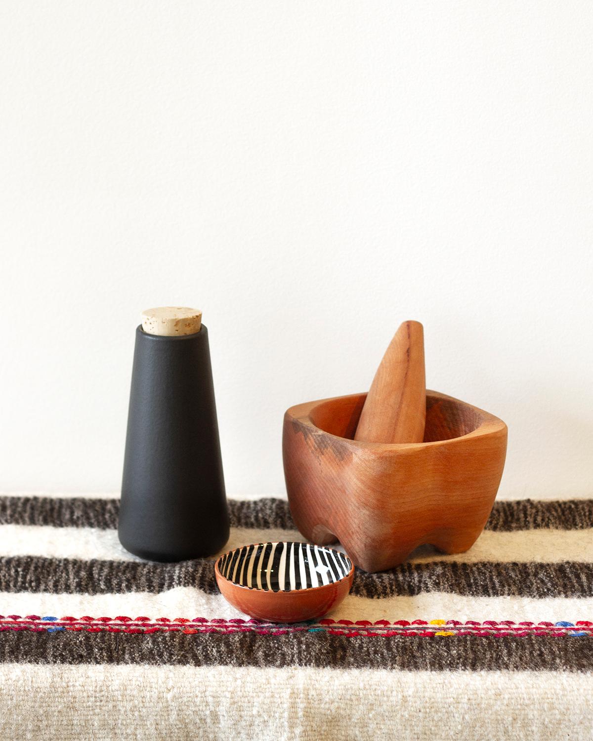 High fire black clay with cork lid. Handmade by artisans in Ciudad de Mexico. Perfect to store oil, vinegar or your favorite tequila.

10 oz.

Size: Ø 3
